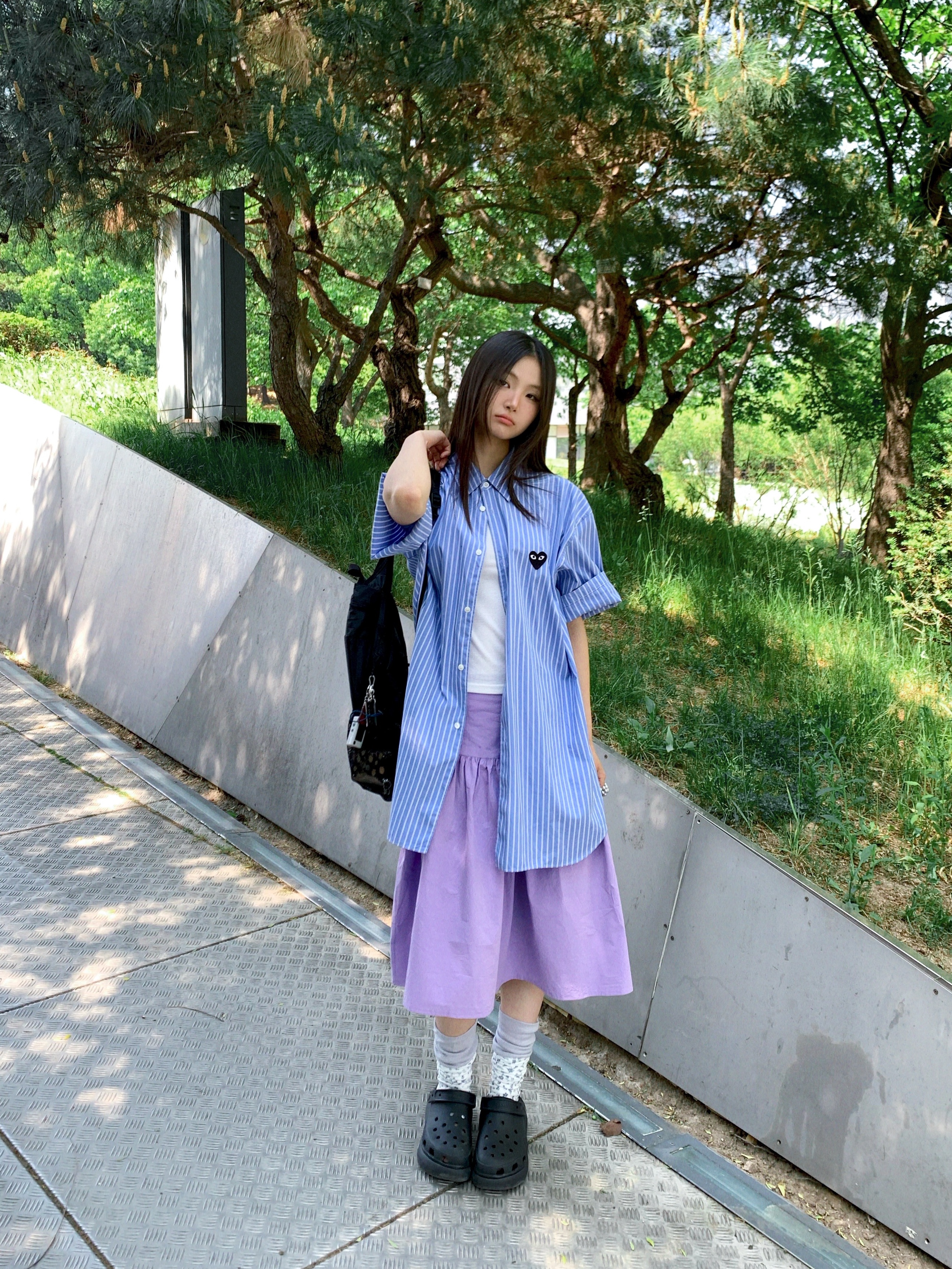 Crocs Classic Crush Clog Black, Play Comme des Garcons Striped S/S Shirt Light Blue 착용 스타일 - 1