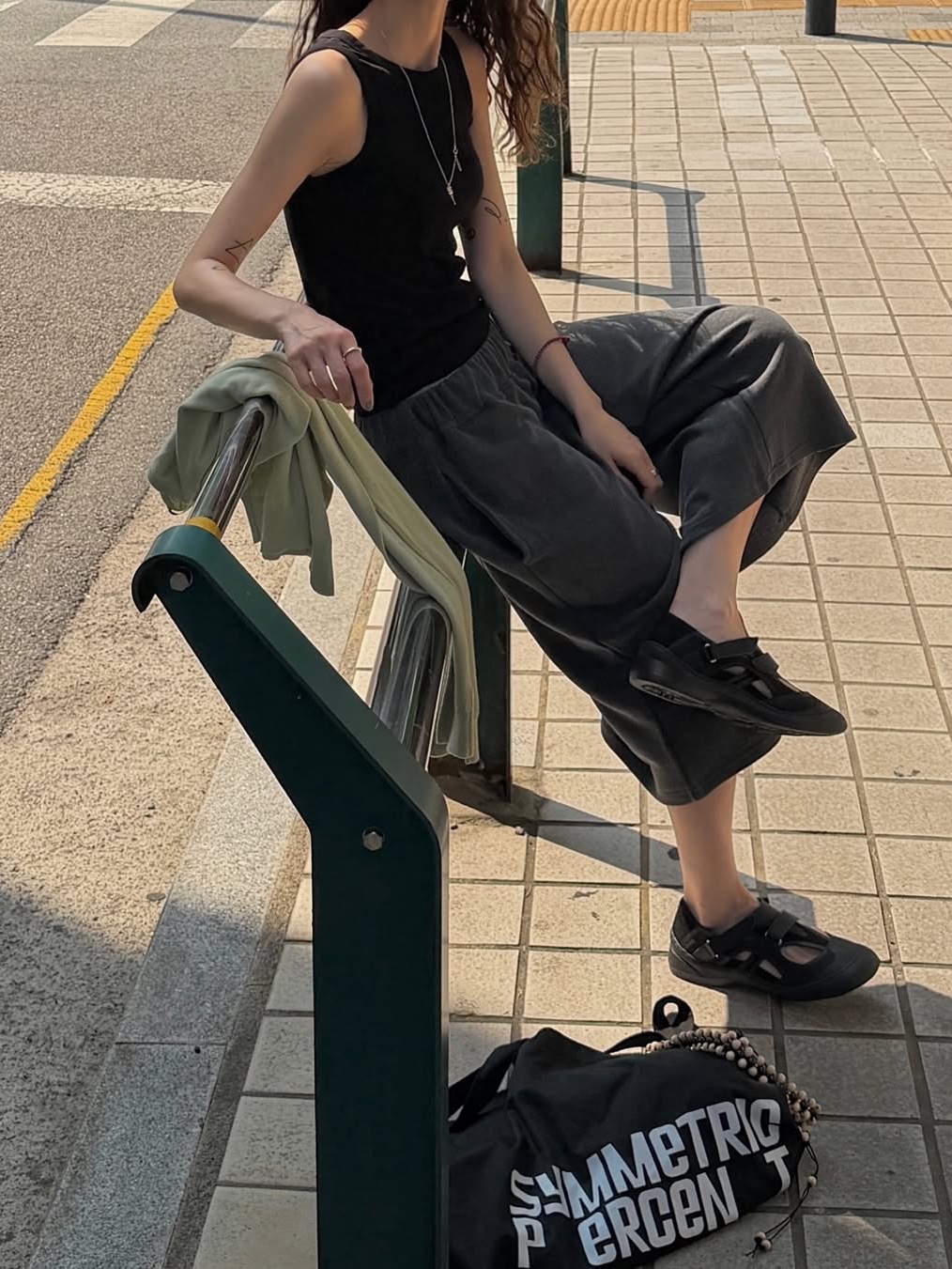 NegativeThree VERT ARC Sandals Black, Oakley Terraforma Matte Black Prizm Grey 착용 스타일 - 2