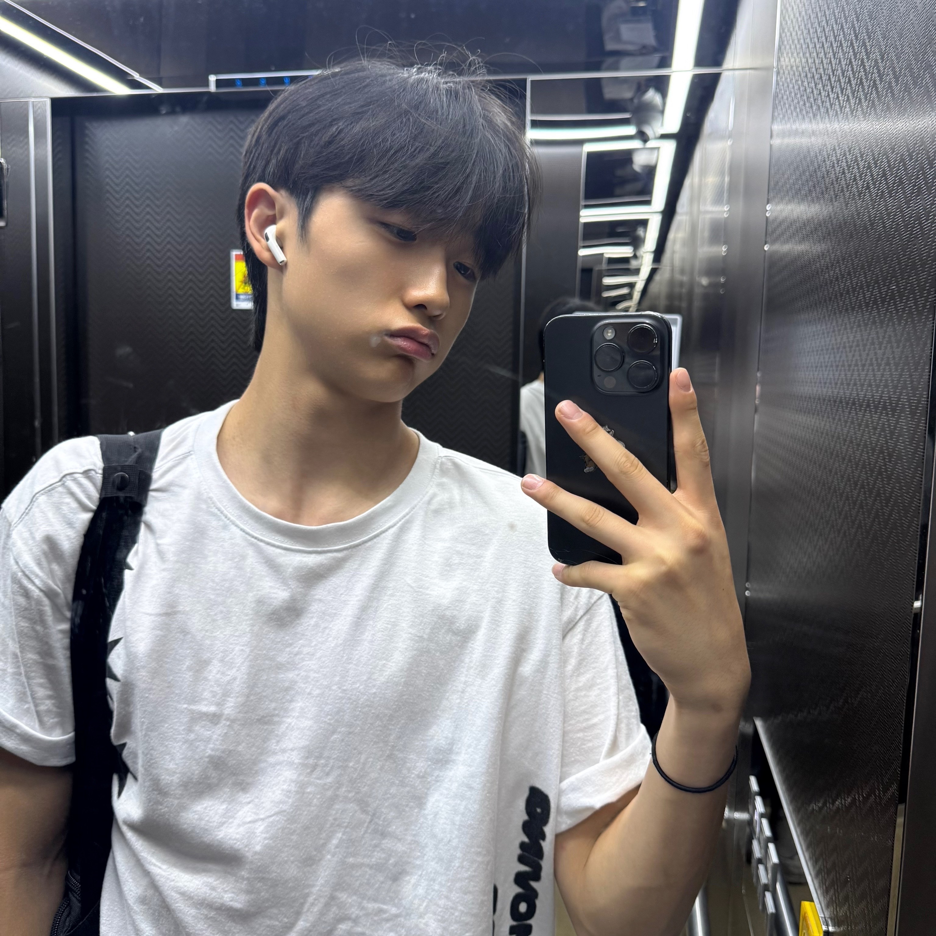 AMOU Motion Half T-Shirts White 착용 스타일 - 2