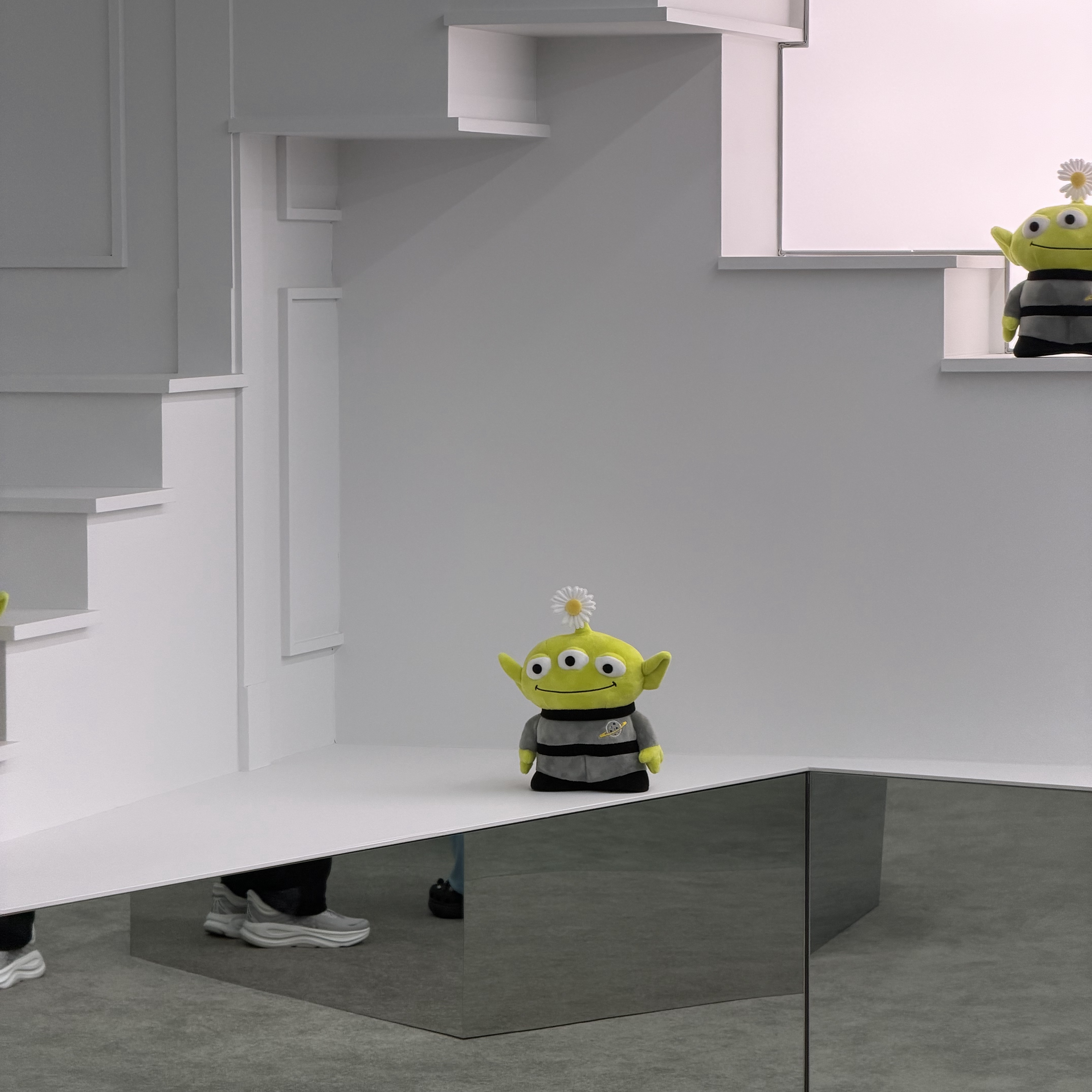 Peaceminusone x Toy Story The First Fan Standing Plush Toy Alien 착용 스타일