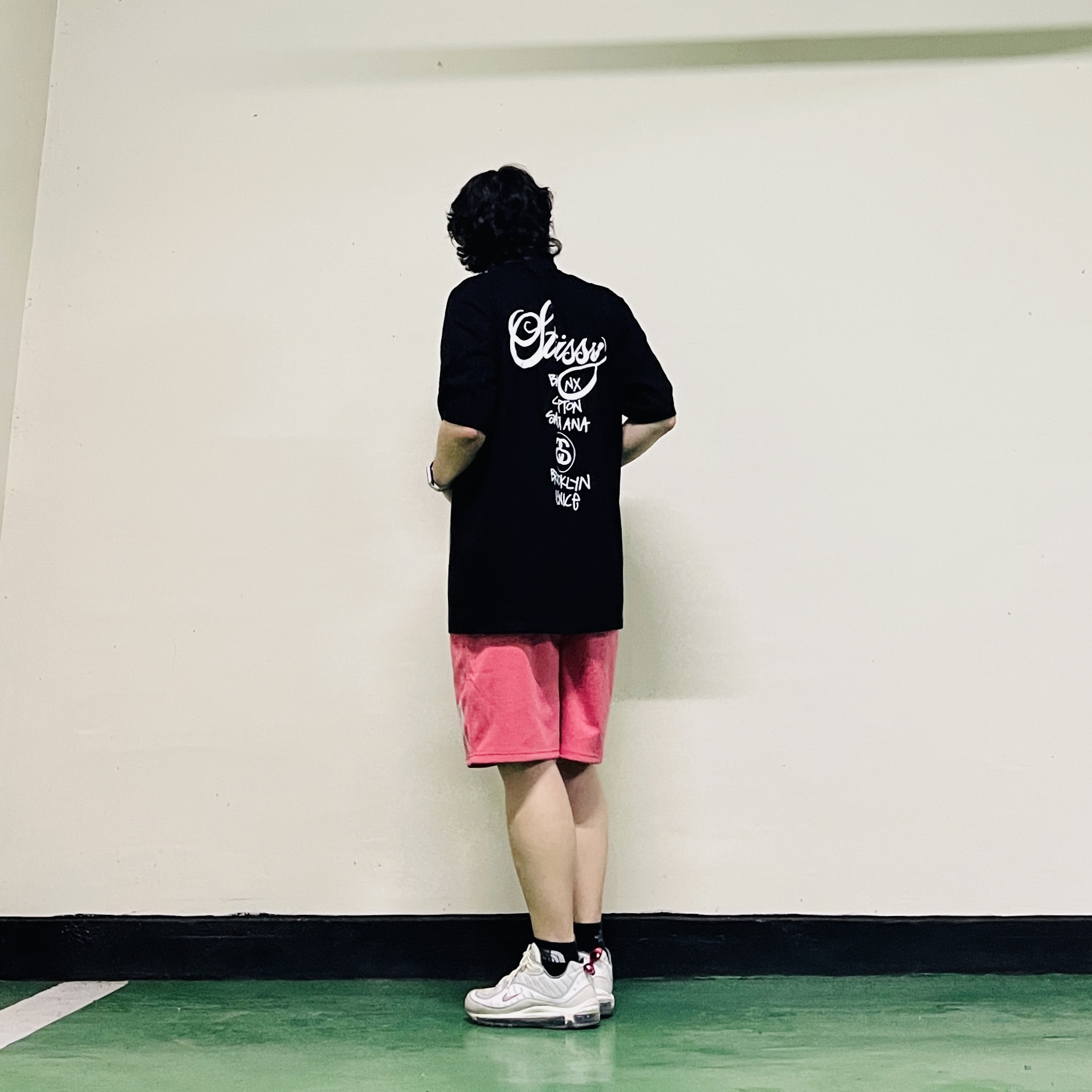 Nike Air Max 98 Summit White, Stussy World Tour T-Shirt Black 착용 스타일 - 3