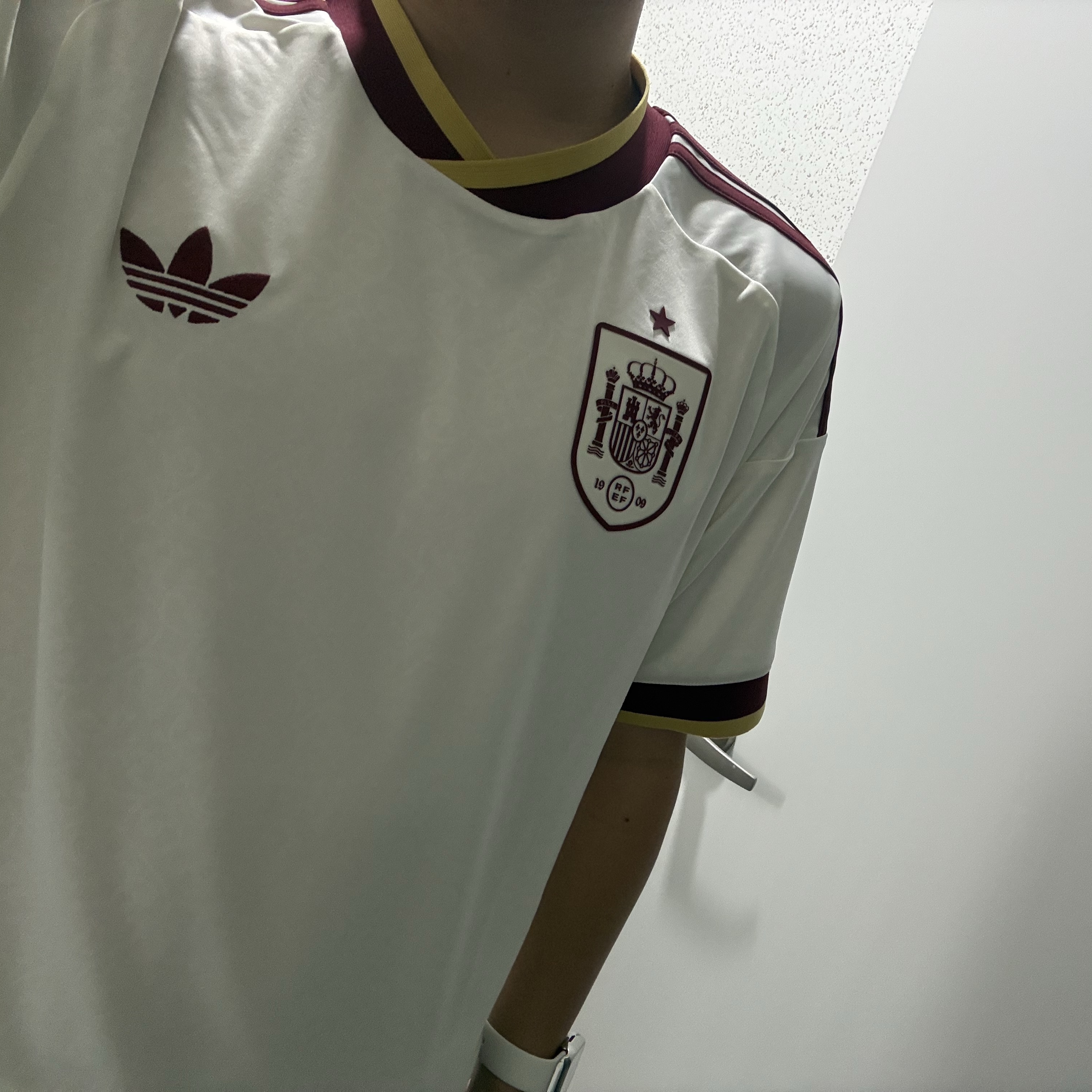 Adidas Spain 2026 Away Jersey Off White - KR Sizing (Non Marking Ver.) 착용 스타일 - 3