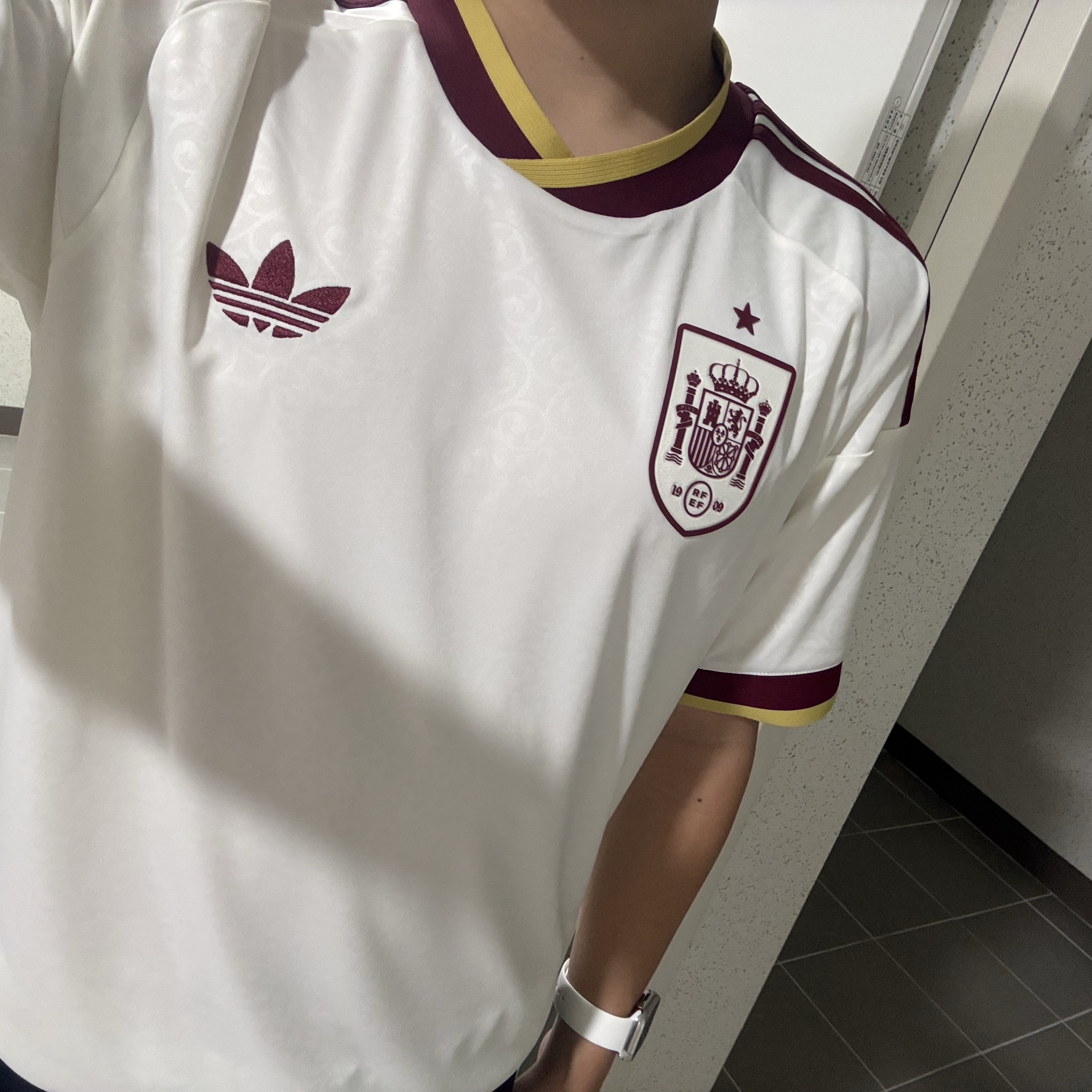 Adidas Spain 2026 Away Jersey Off White - KR Sizing (Non Marking Ver.) 착용 스타일 - 1