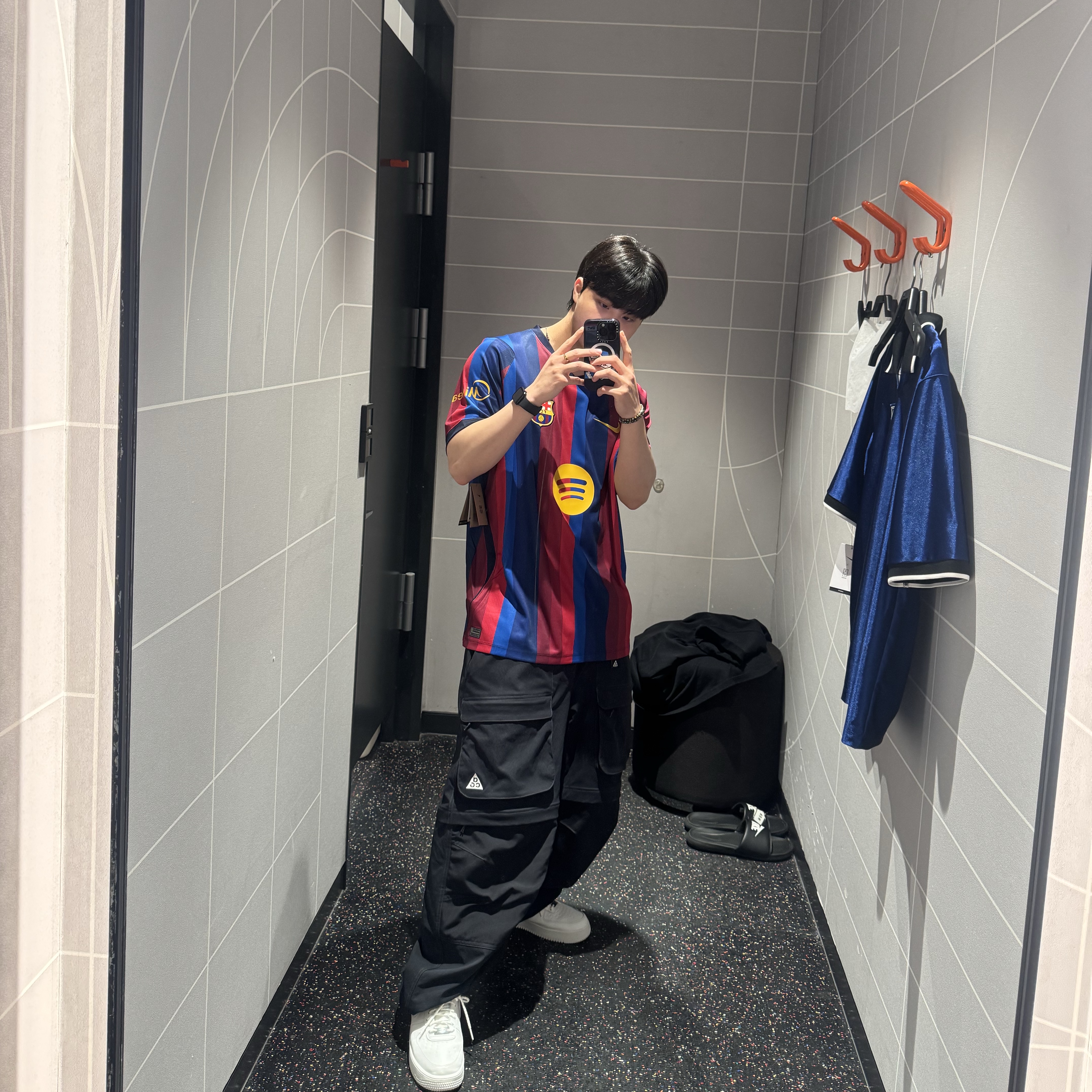 Nike FC Barcelona 2026/27 Stadium Home Dri-Fit Soccer Replica Jersey Deep Garnet Blue Void (II1872-683) (Non Marking Ver.), Nike ACG Smith Summit Zip Cargo Pants Black Anthracite - Asia 착용 스타일 - 1