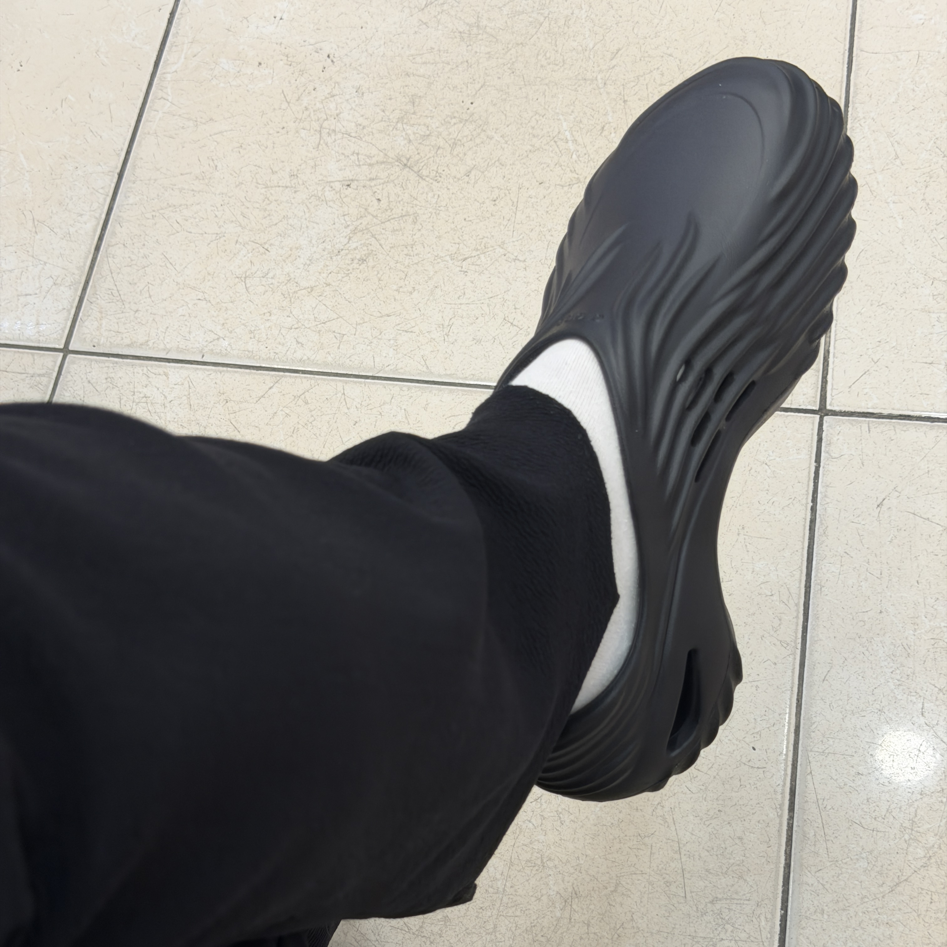 Crocs Echo Wave Black 착용 스타일
