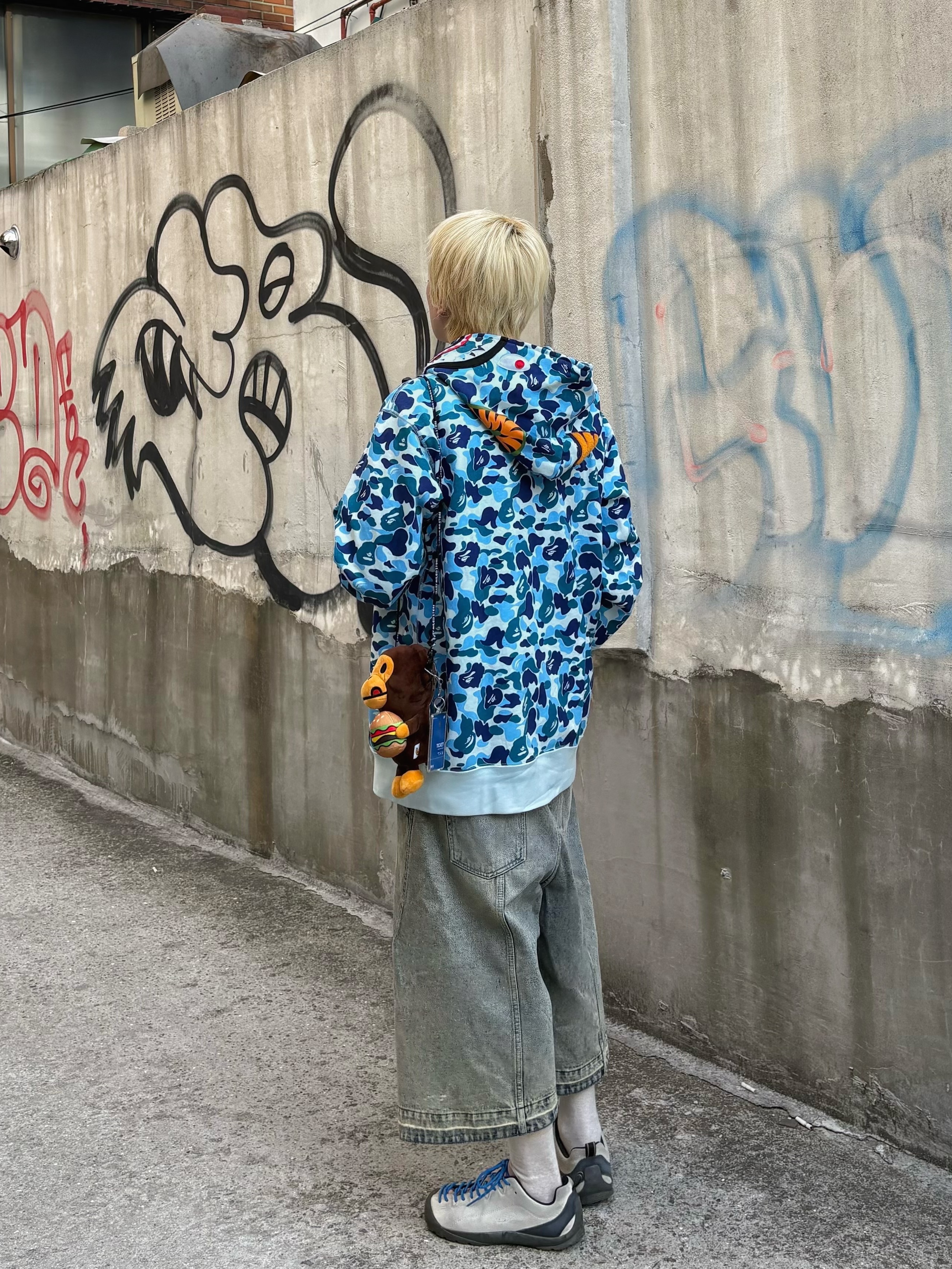 BAPE ABC Camo Shark Full Zip Hoodie Blue, BAPE Baby Milo Mobile Bag 1 Brown 착용 스타일 - 4