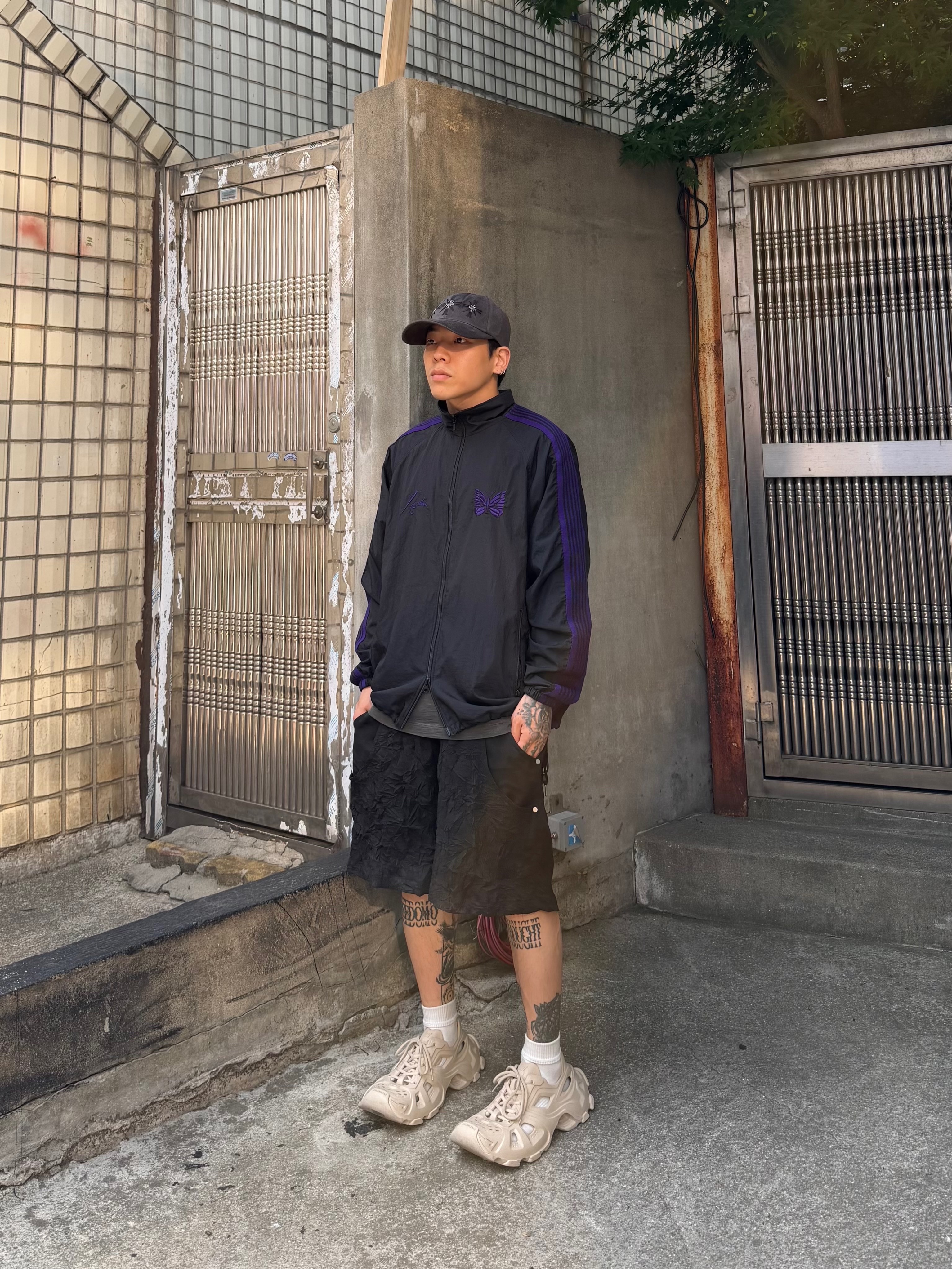 Needles x Beams Nylon Track Jacket Black Purple 착용 스타일 - 7