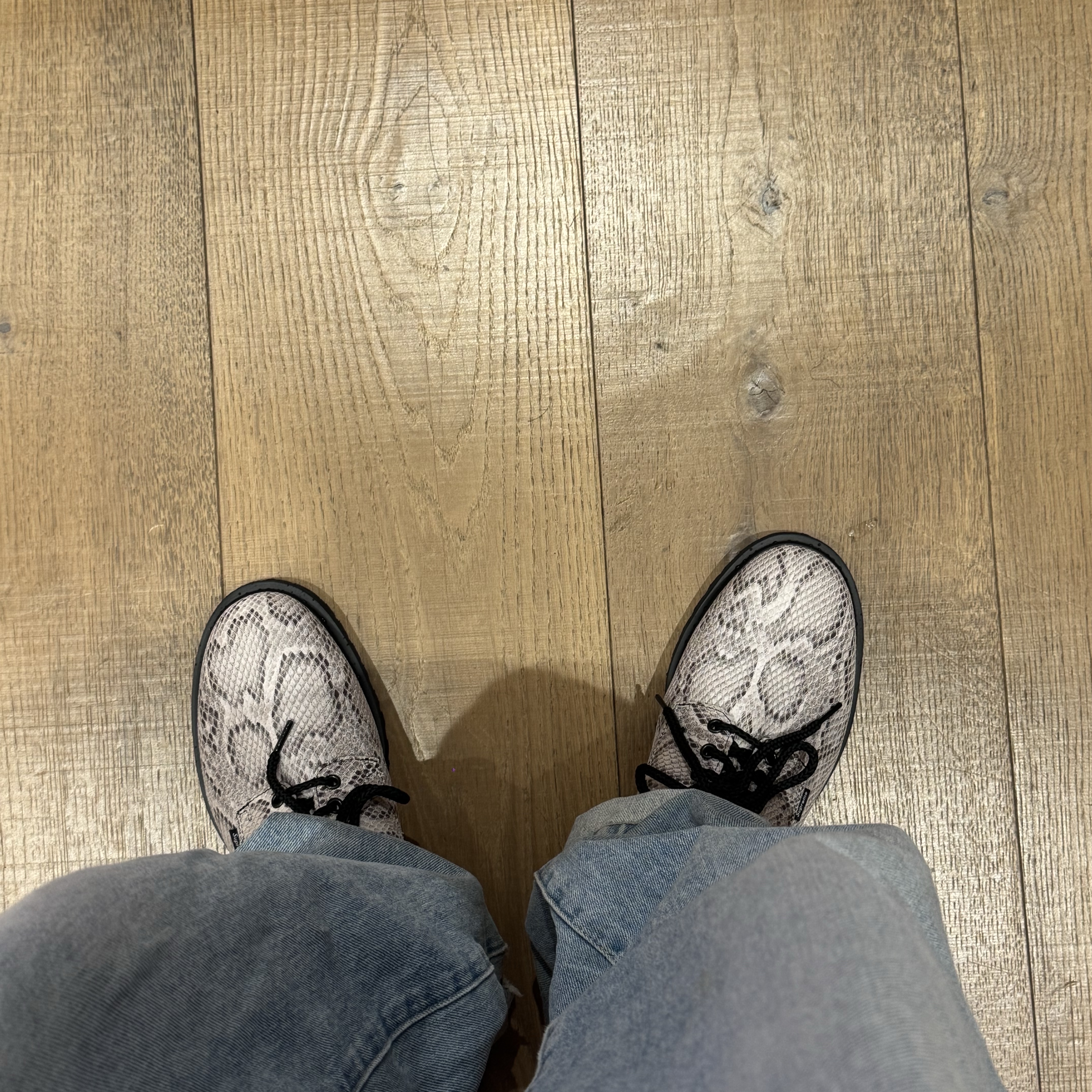 Dr. Martens x Supreme Postal Supreme 4-Eye Shoe Snakeskin - 26SS 착용 스타일