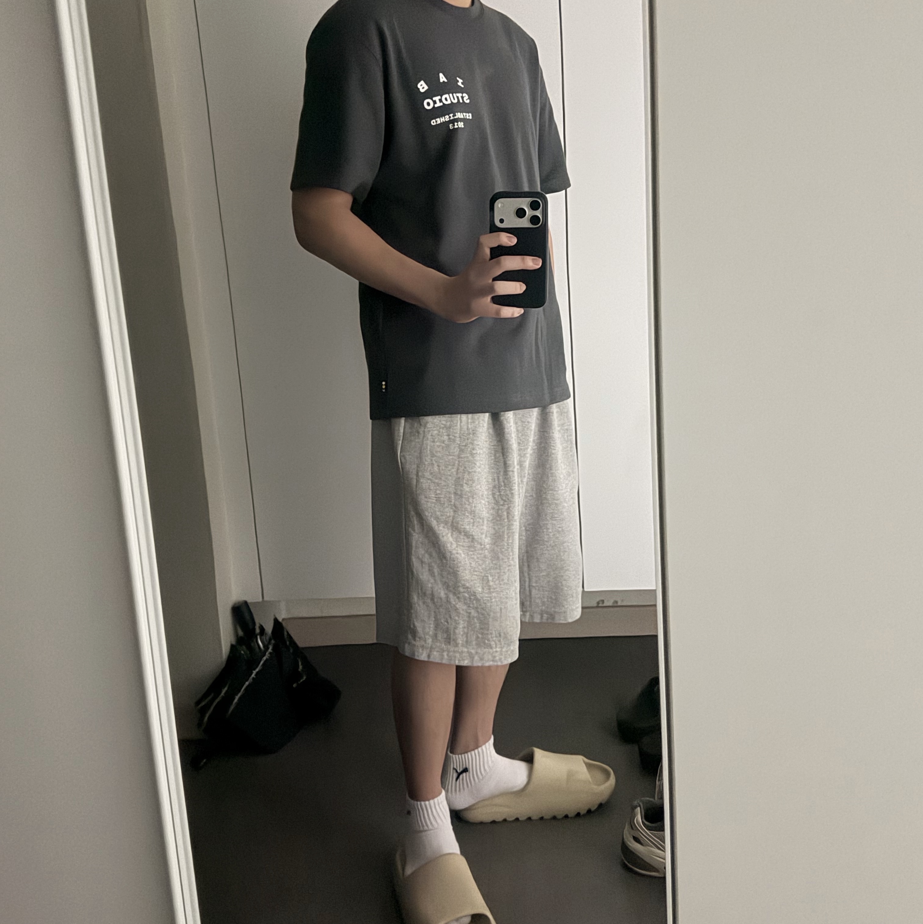 IAB Studio 26 IAB T-Shirt Charcoal White, Adidas Yeezy Slide Bone 2022/2023 착용 스타일