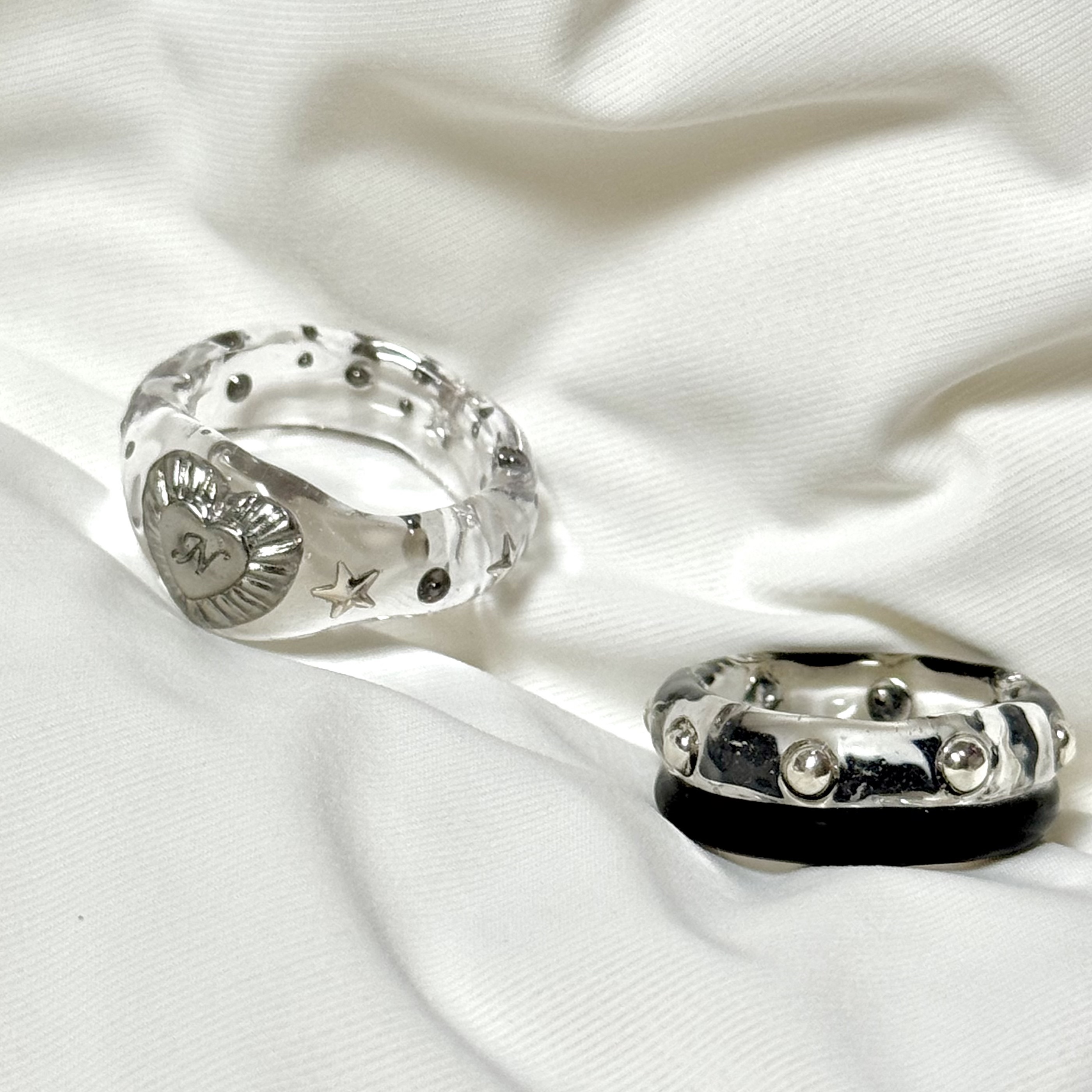 Nff Glaze Heart Ring White, Nff Rogue Two Track Ring Black 착용 스타일 - 2