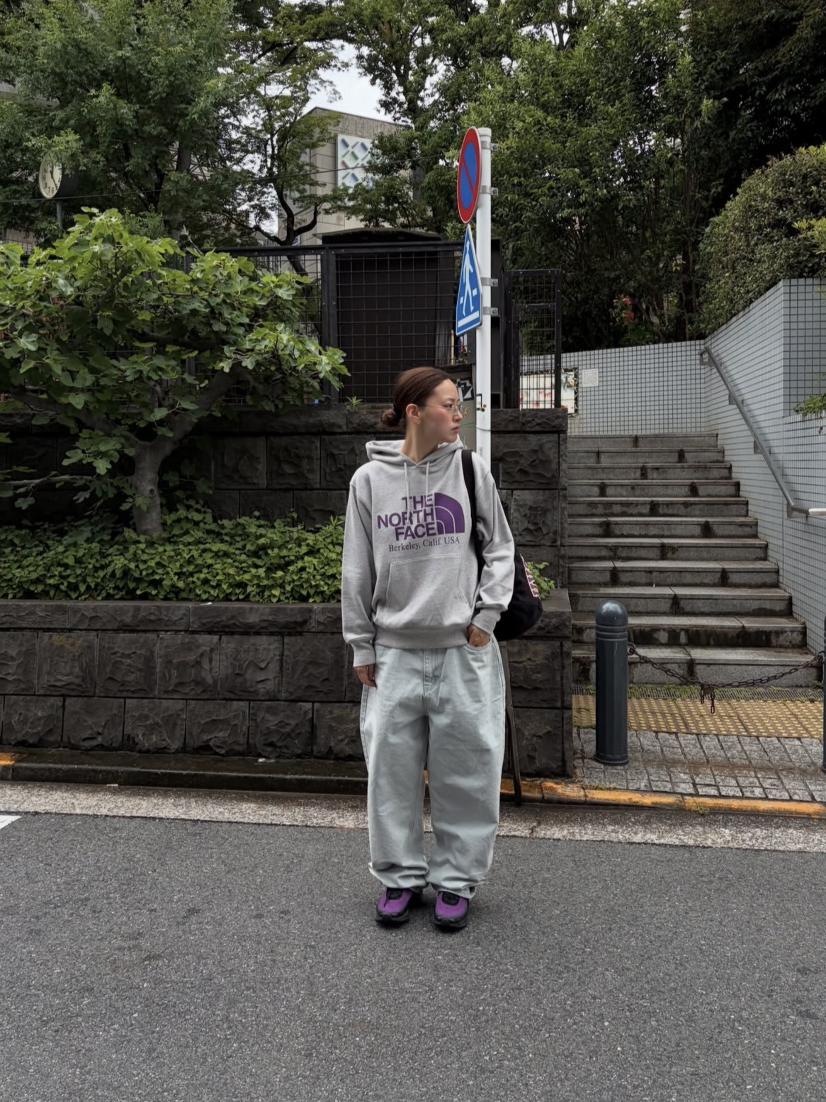 ITSMYHUMOR Cheese Patch Baggy Pants Ice Blue, Palace x The North Face Purple Label Field Graphic Hood Mix Gray - 25FW 착용 스타일 - 3