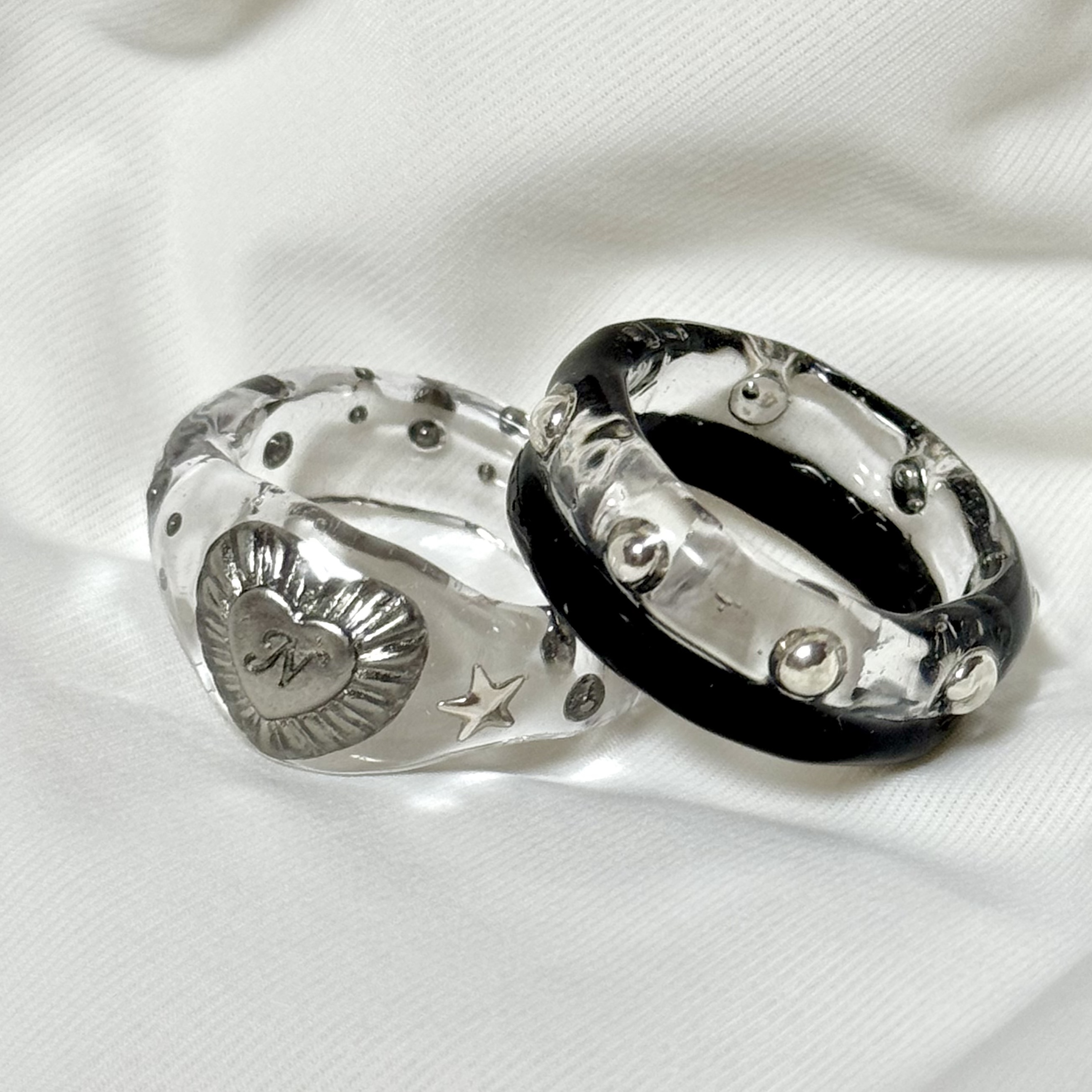 Nff Glaze Heart Ring White, Nff Rogue Two Track Ring Black 착용 스타일 - 3