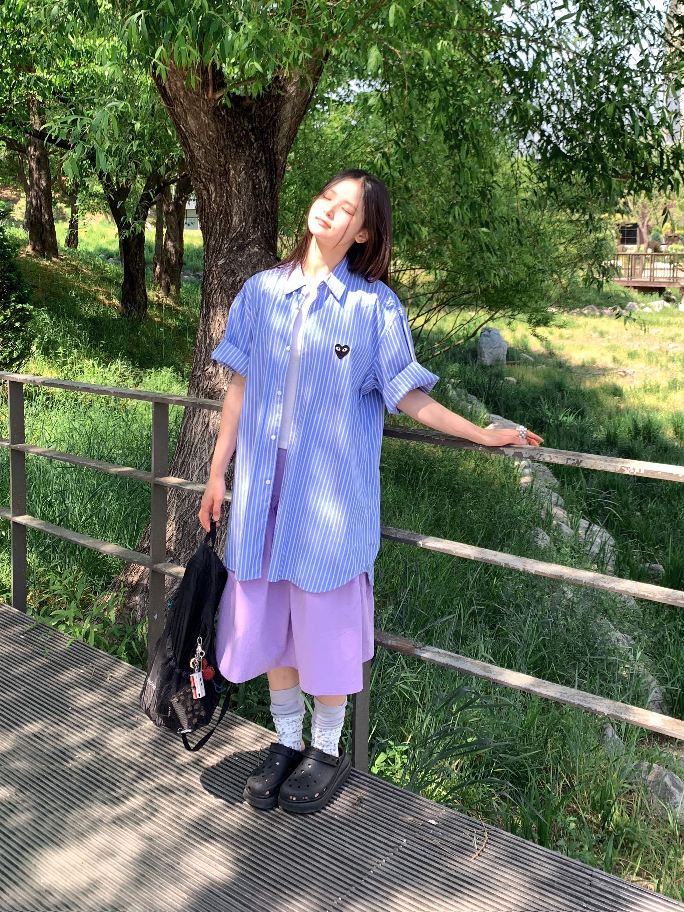 Crocs Classic Crush Clog Black, Play Comme des Garcons Striped S/S Shirt Light Blue 착용 스타일 - 2