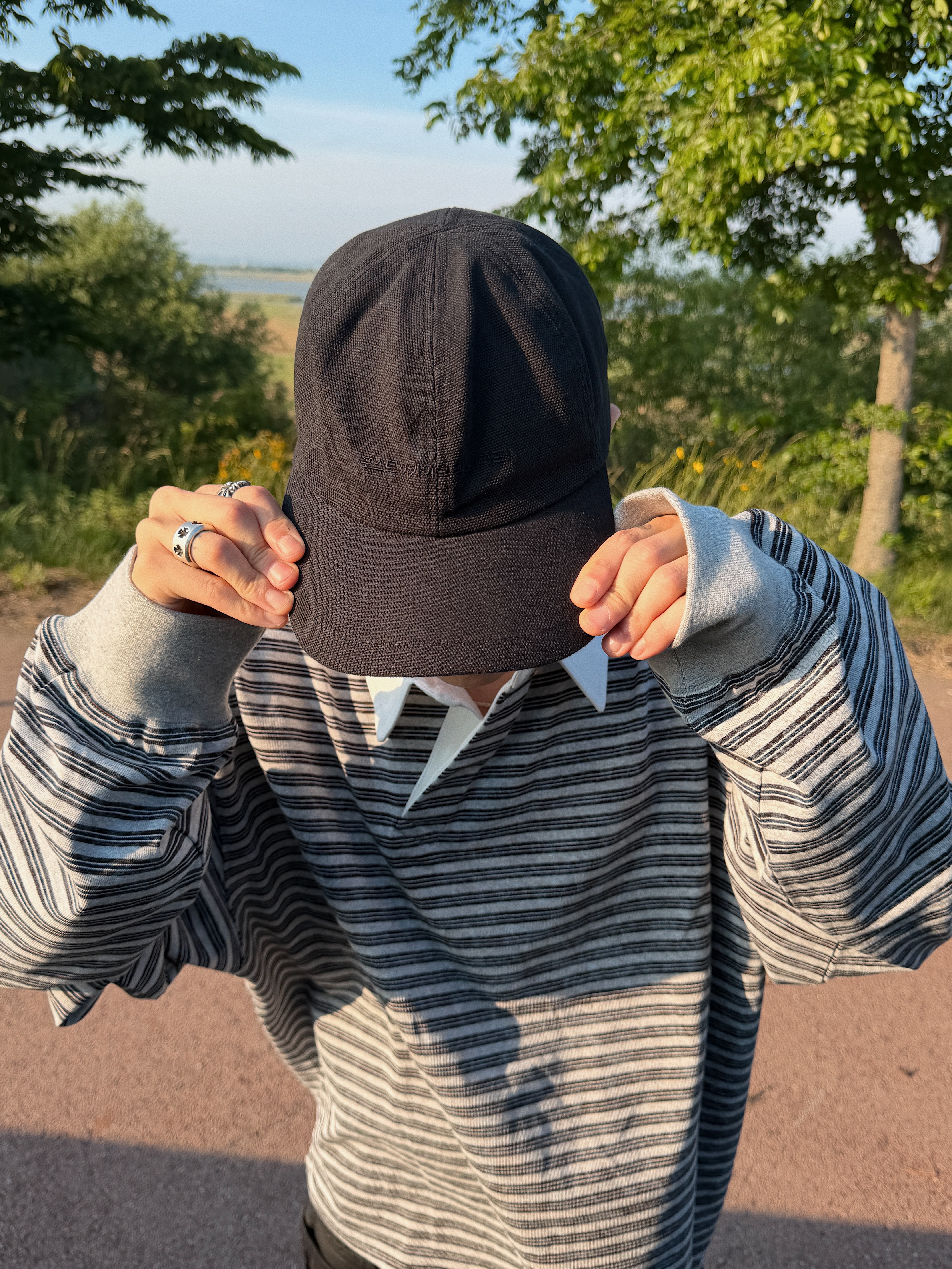 Nonnod Bias Polo Shirt Grey Stripe, Nonnod Zen Pants Black in Black 착용 스타일 - 3