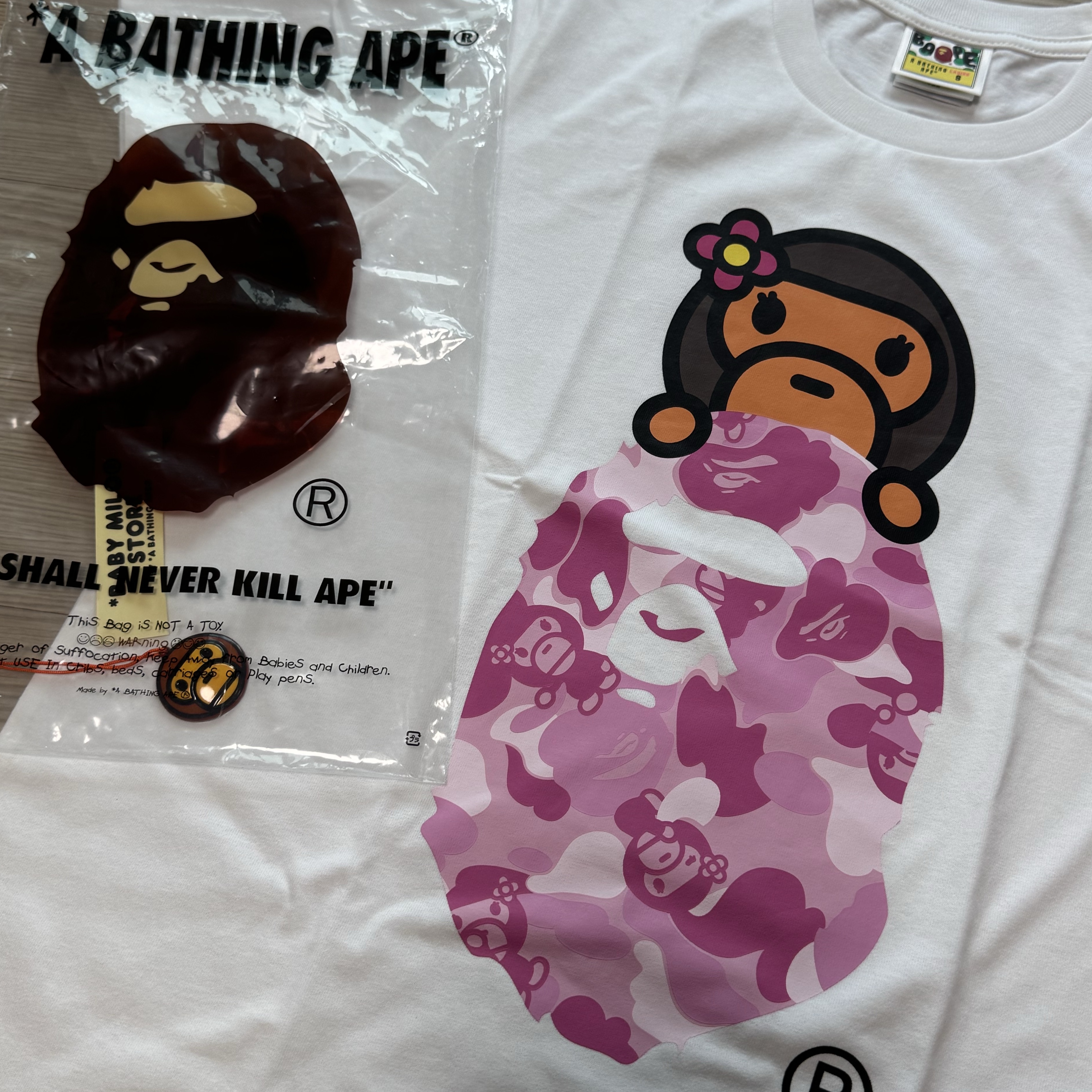 (W) BAPE ABC Lisa Camo Lisa On Ape Head T-Shirt White Pink 착용 스타일