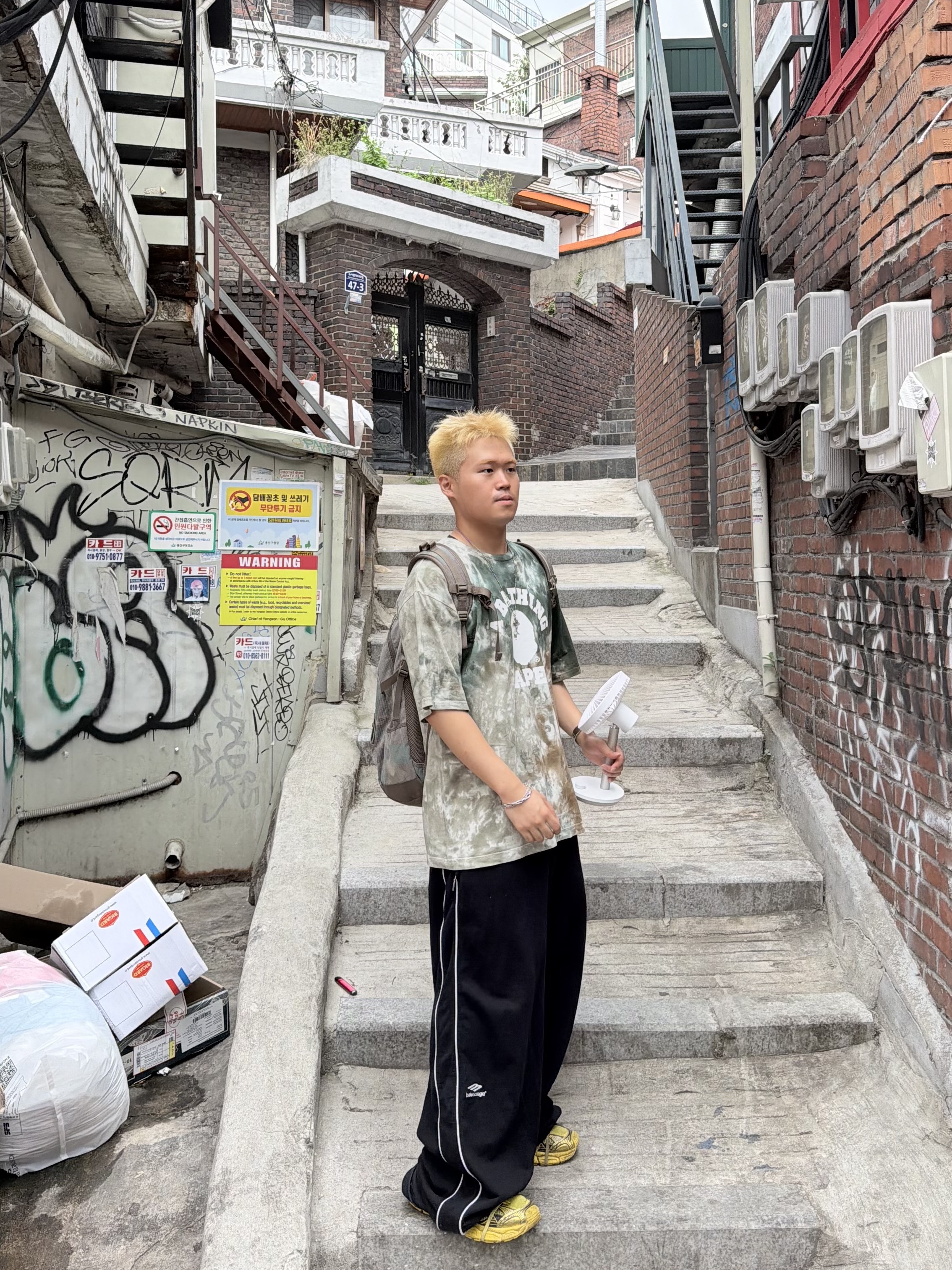 BAPE Tie Dye College Relaxed Fit T-Shirt Olivedrab, Balenciaga 3B Sports Icon Track Pants Black 착용 스타일 - 1