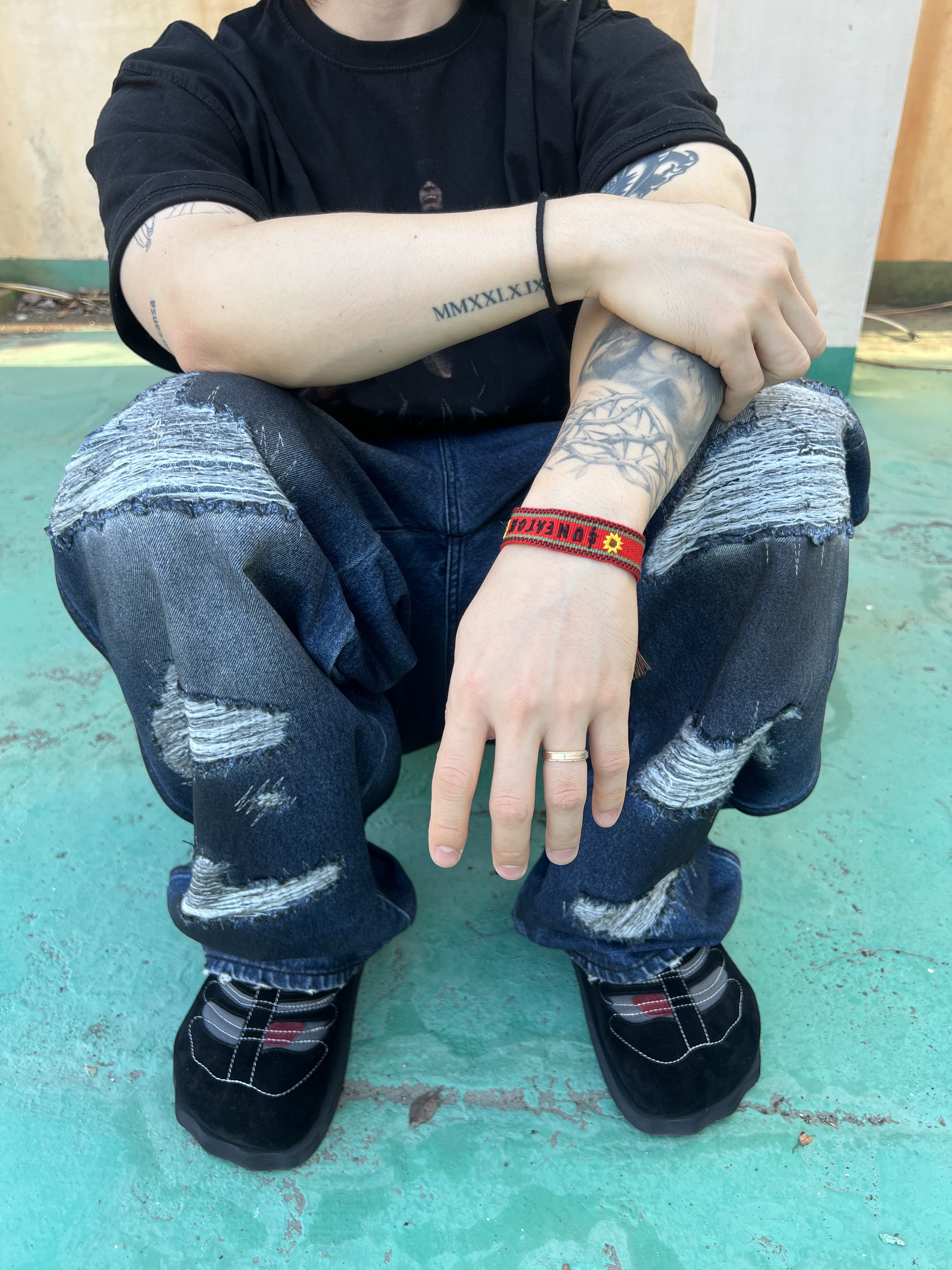 Cornerbless Quilted Dirty Denim Pants Mid Blue, Undermycar Gashutein 6 Six People Graphic T-Shirt Bristol Black - 24SS 착용 스타일 - 3