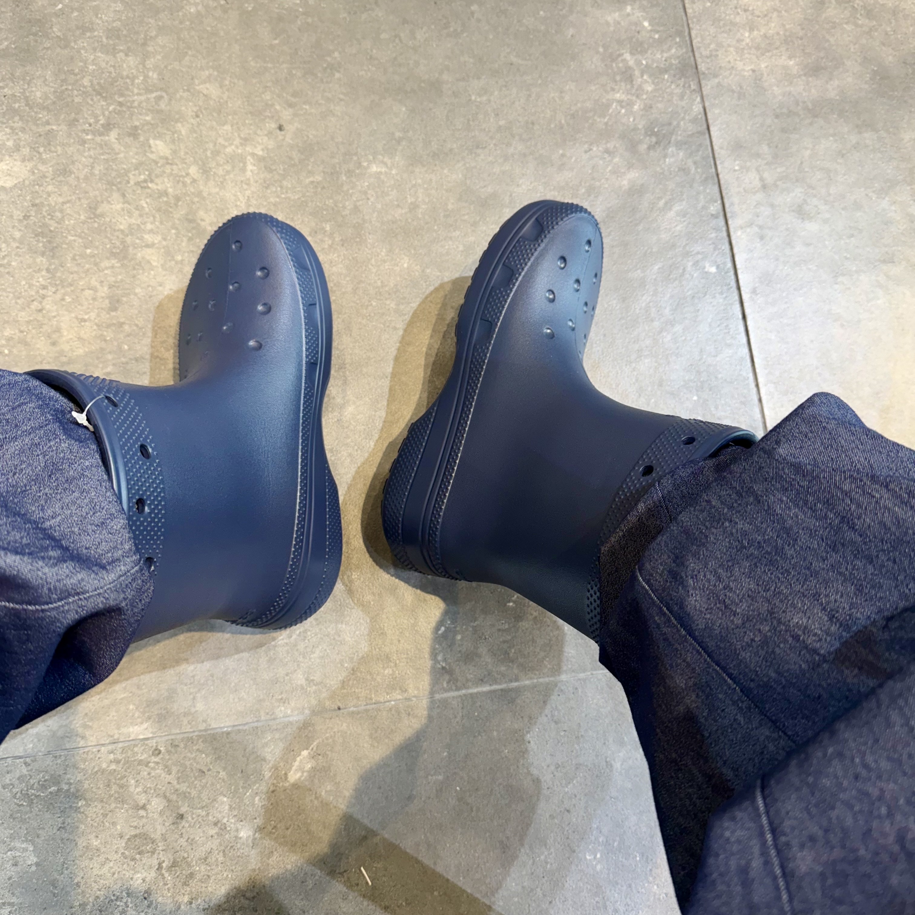 Crocs Classic Rain Boots Navy 착용 스타일 - 4