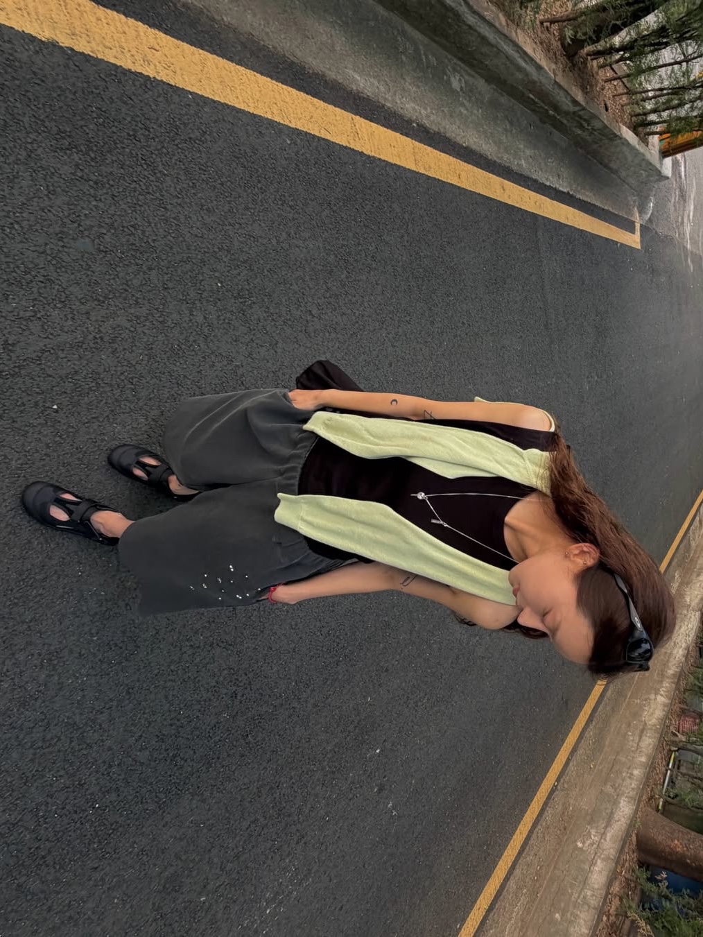NegativeThree VERT ARC Sandals Black, Oakley Terraforma Matte Black Prizm Grey 착용 스타일 - 3