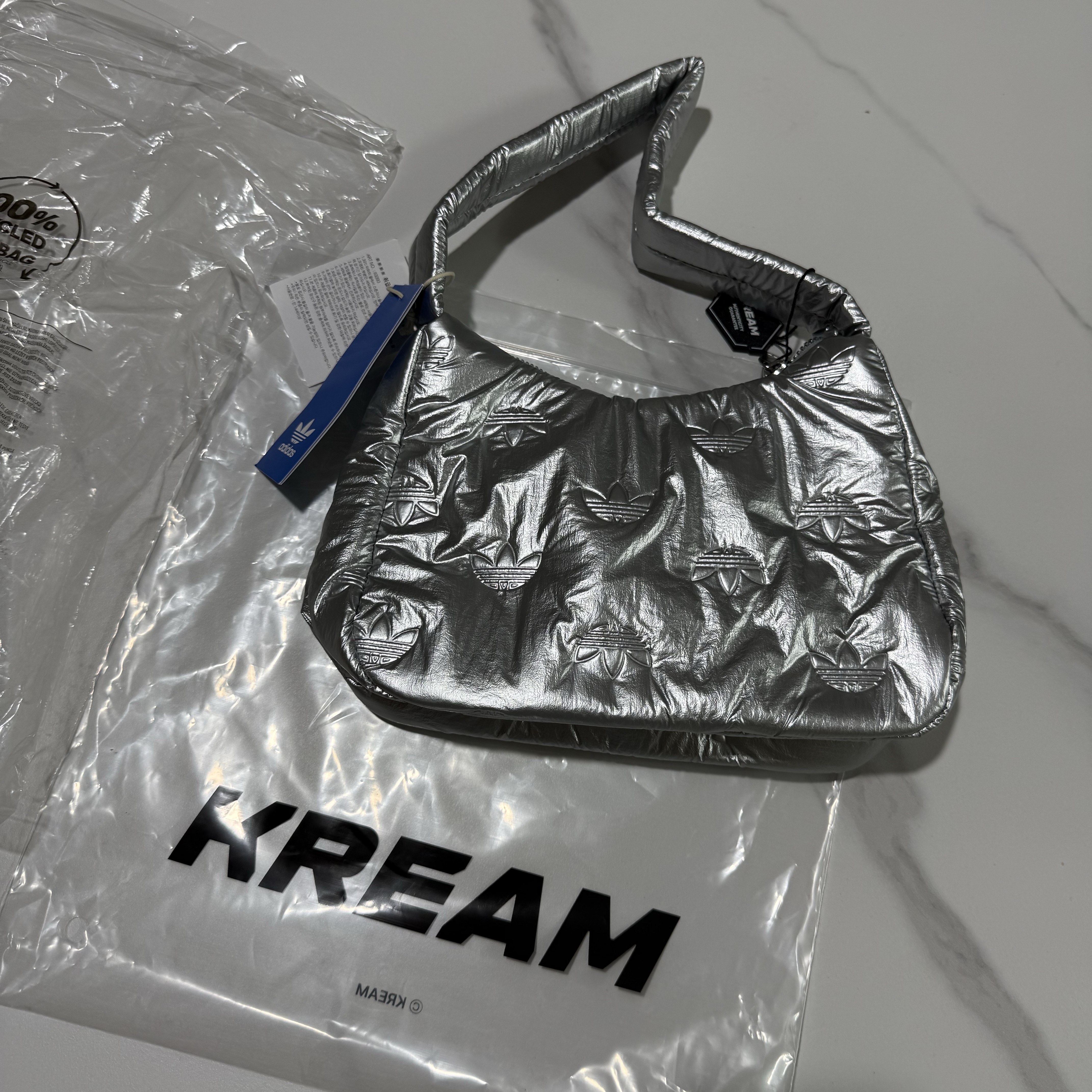 Adidas Puffy Satin Mini Shoulder Bag Silver Metallic 착용 스타일 - 3