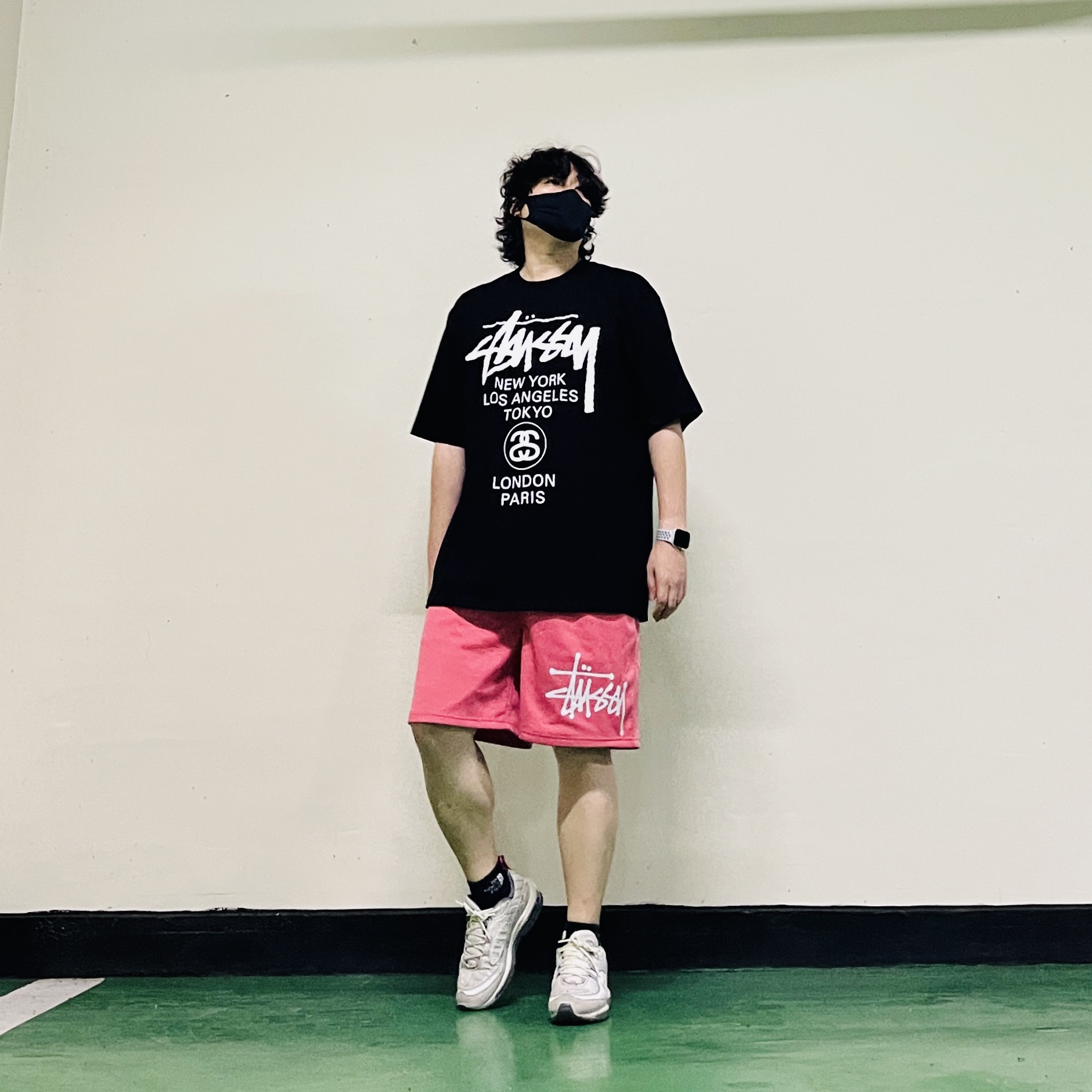 Nike Air Max 98 Summit White, Stussy World Tour T-Shirt Black 착용 스타일 - 1