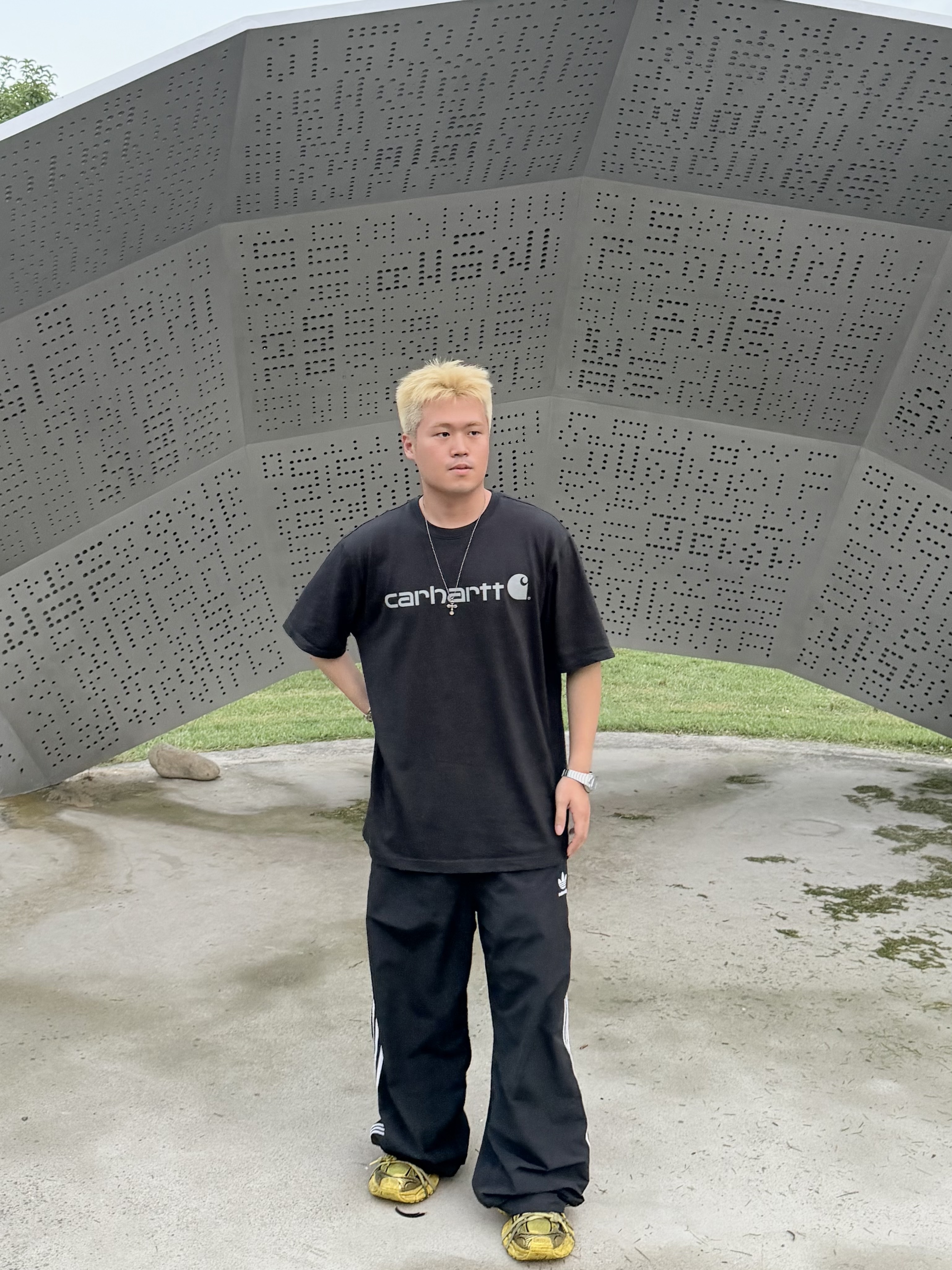 Carhartt Loose Fit Heavyweight Regular Short Sleeve Logo Graphic T-Shirt Black Grey, Balenciaga 3XL Sneakers Yellow Black 착용 스타일 - 1