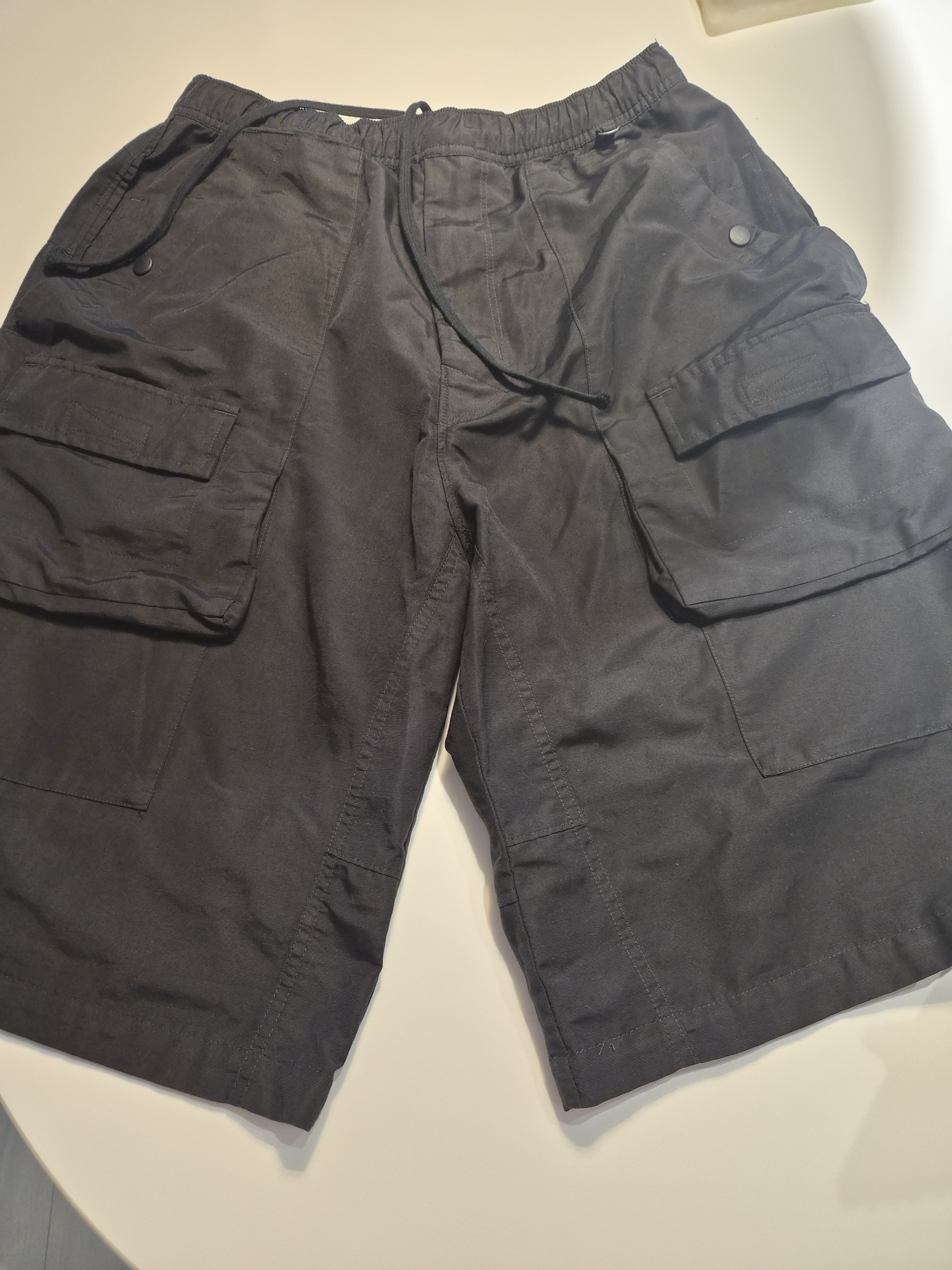 Polyteru Front Cargo 1/2 Pants Black 착용 스타일