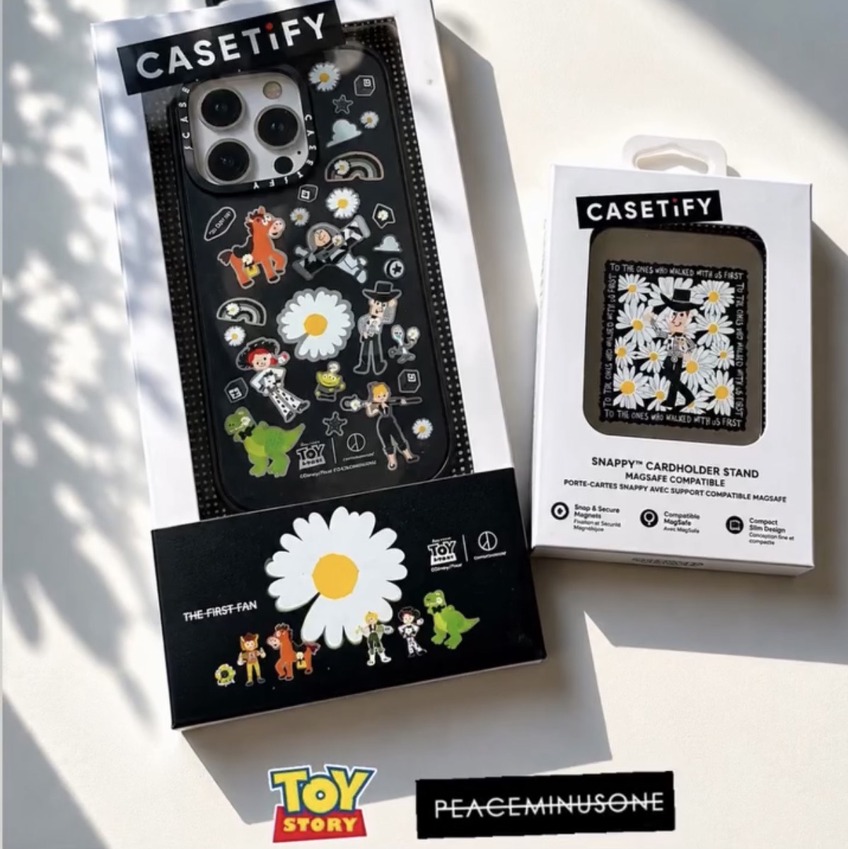 Casetify x Peaceminusone x Toy Story The First Fan Sticker Magsafe Impact Case, Casetify x Peaceminusone x Toy Story The First Fan Mirror Snappy Magsafe Cardholder Stand 착용 스타일 - 1