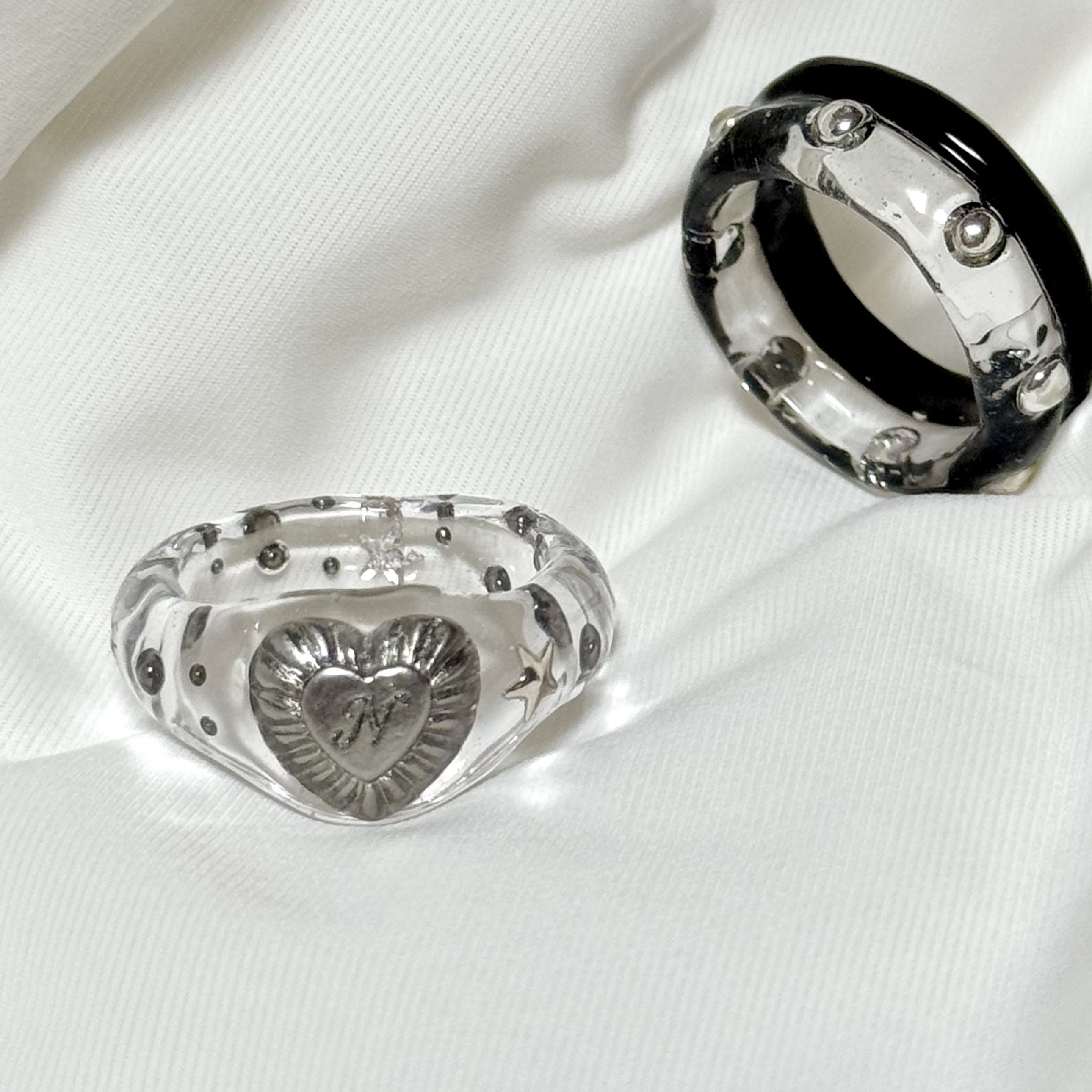Nff Glaze Heart Ring White, Nff Rogue Two Track Ring Black 착용 스타일 - 1