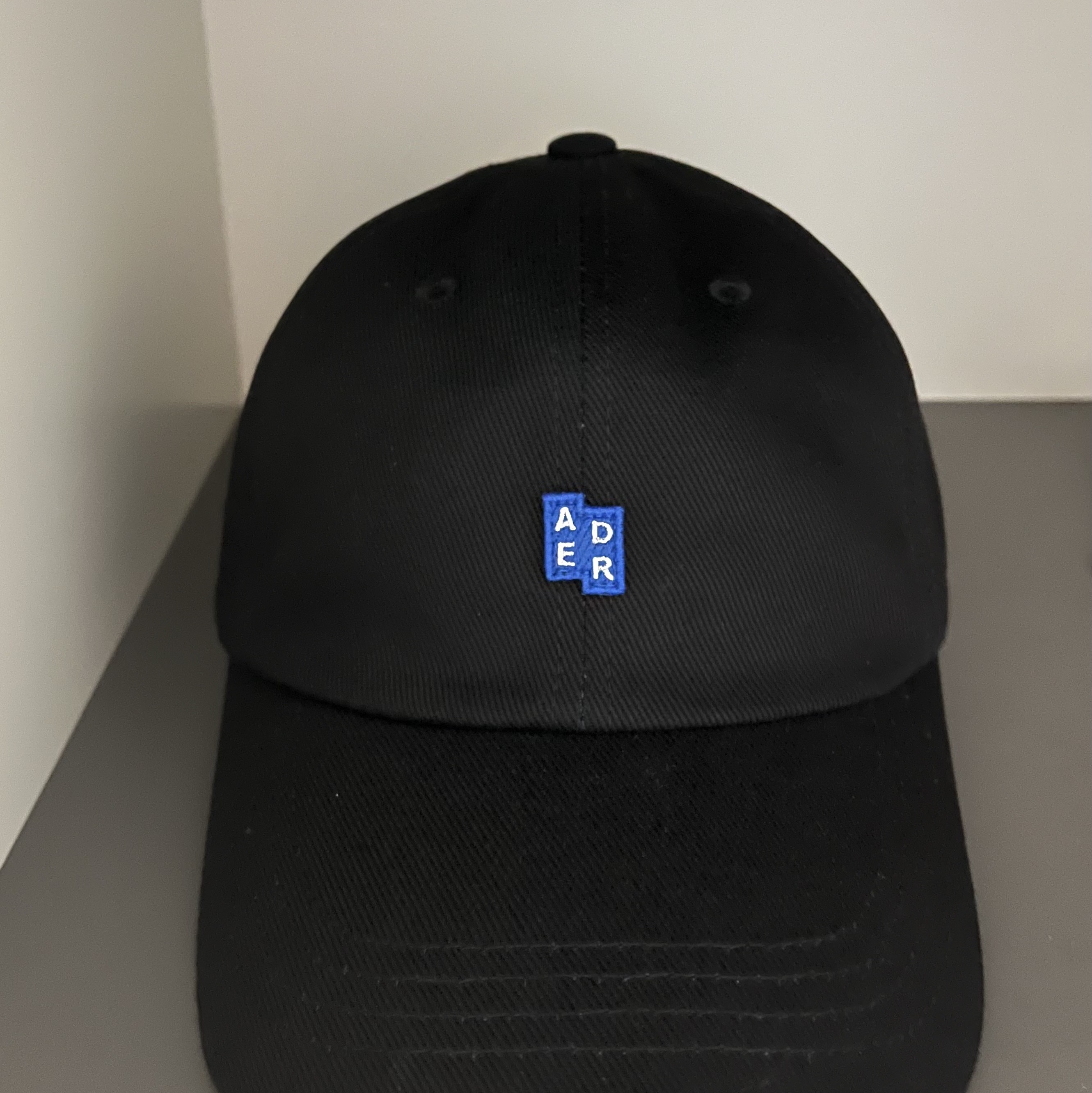 Ader Error Sig; TRS Tag Cap 01 Noir 착용 스타일 - 1