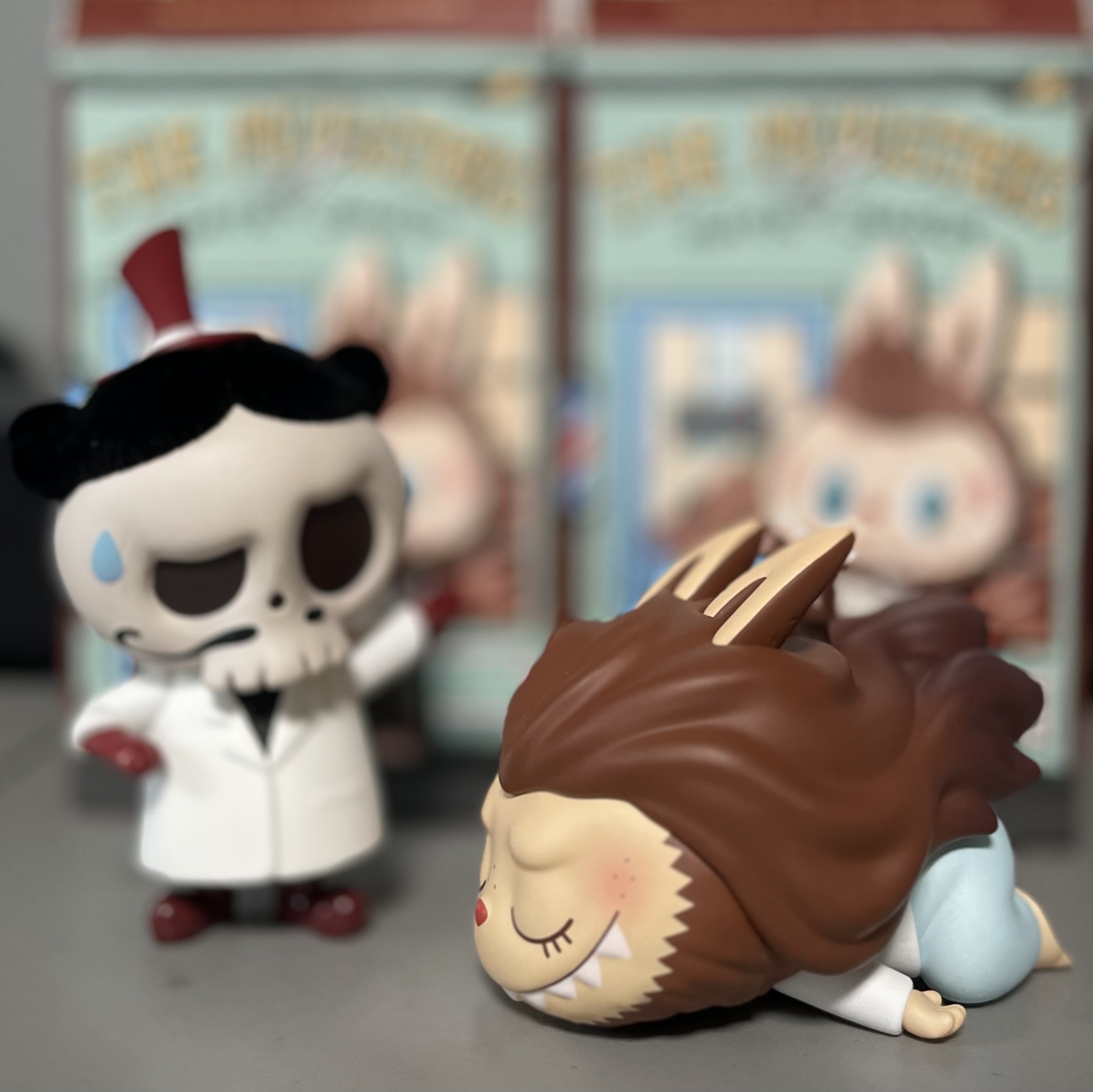 Pop Mart The Monsters Hair Salon Series Figures Wild Blowout (Opened Case), Pop Mart The Monsters Hair Salon Series Figures Salon Manager (Opened Case) 착용 스타일