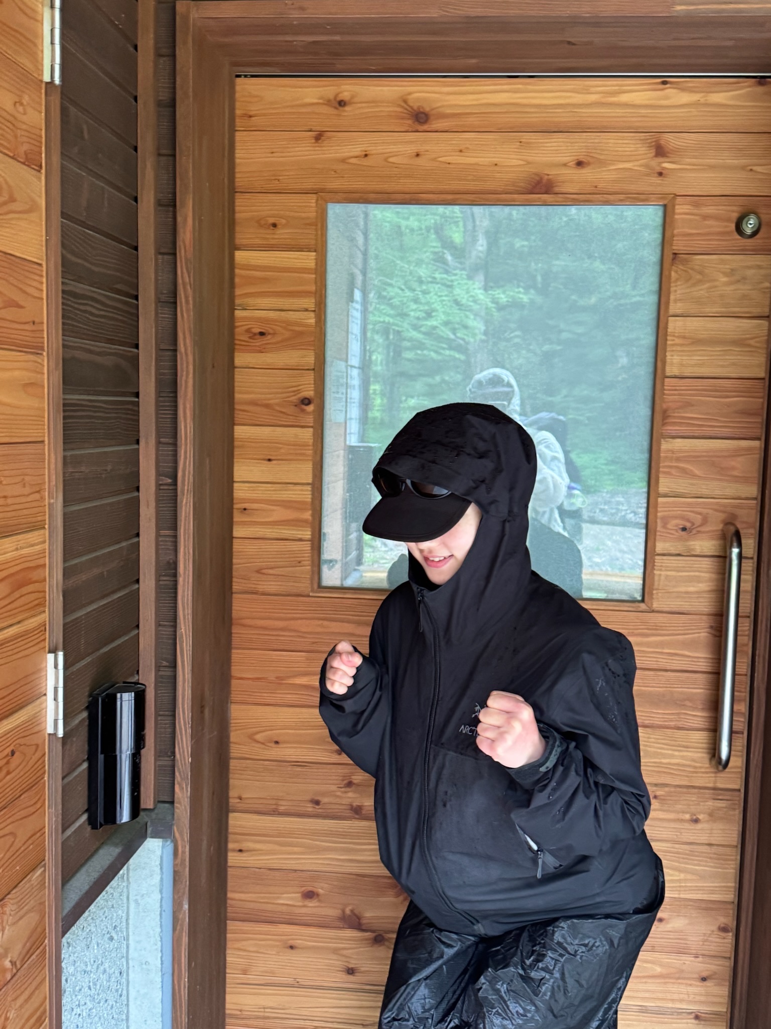 Arc'teryx Beta Jacket Black 착용 스타일 - 4