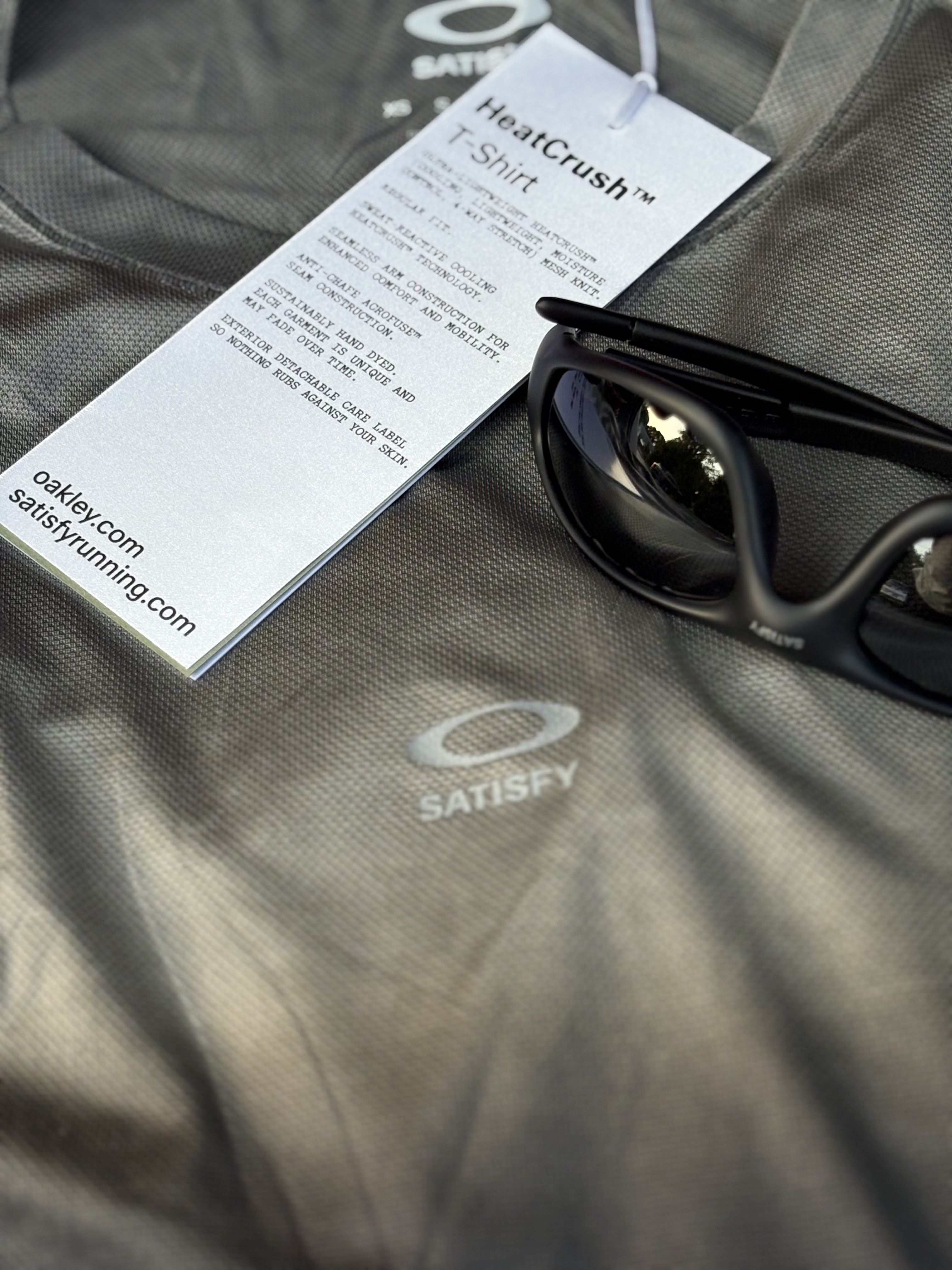Oakley x Satisfy Straight Jacket 99 O Matter Frame Prizm Black Lense, Oakley x Satisfy HeatCrush T‑Shirt Hand Dye Black 착용 스타일