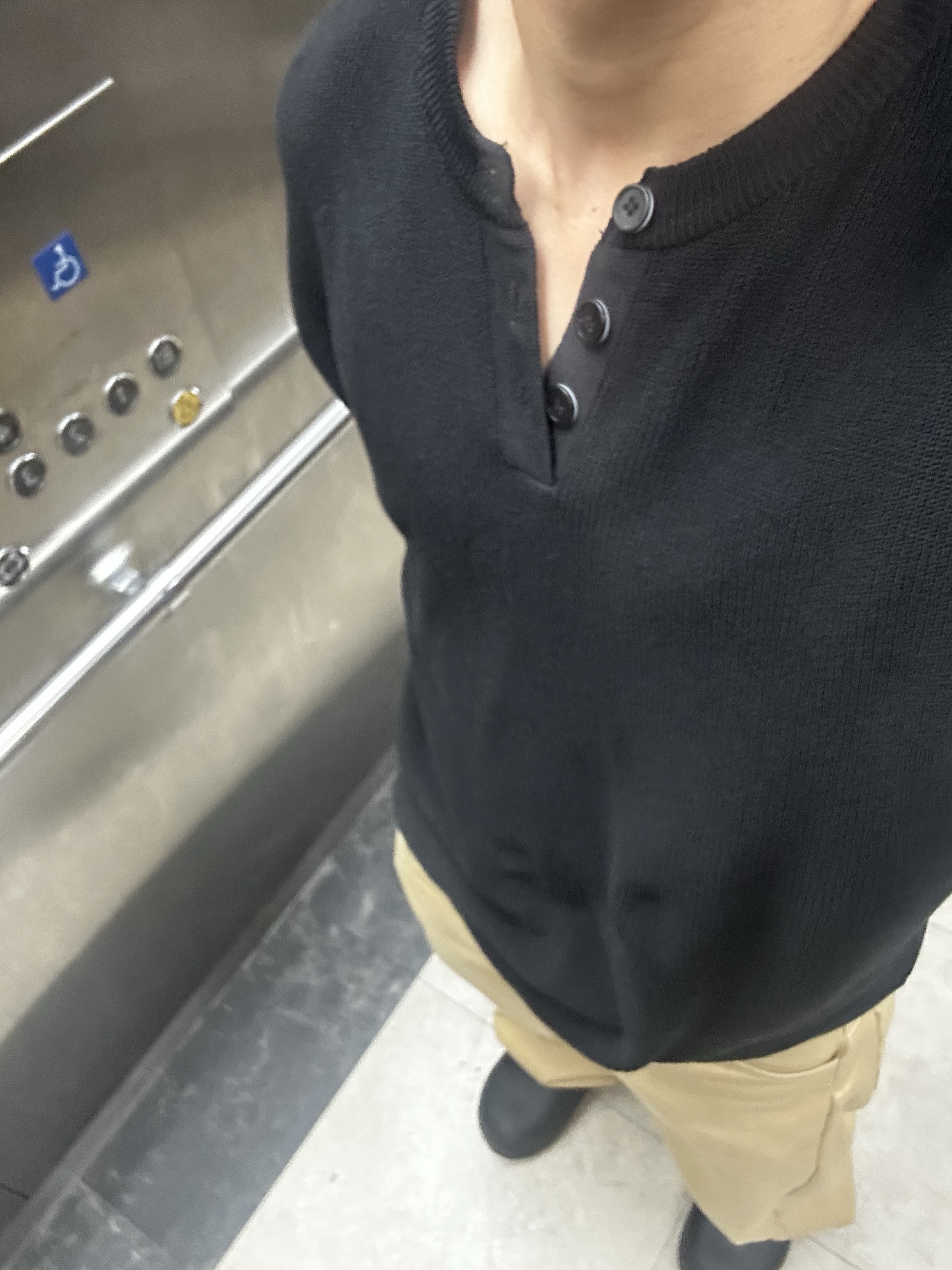 Knitted Coolever Henley Neck Half Sleeve Knit Black 착용 스타일 - 5