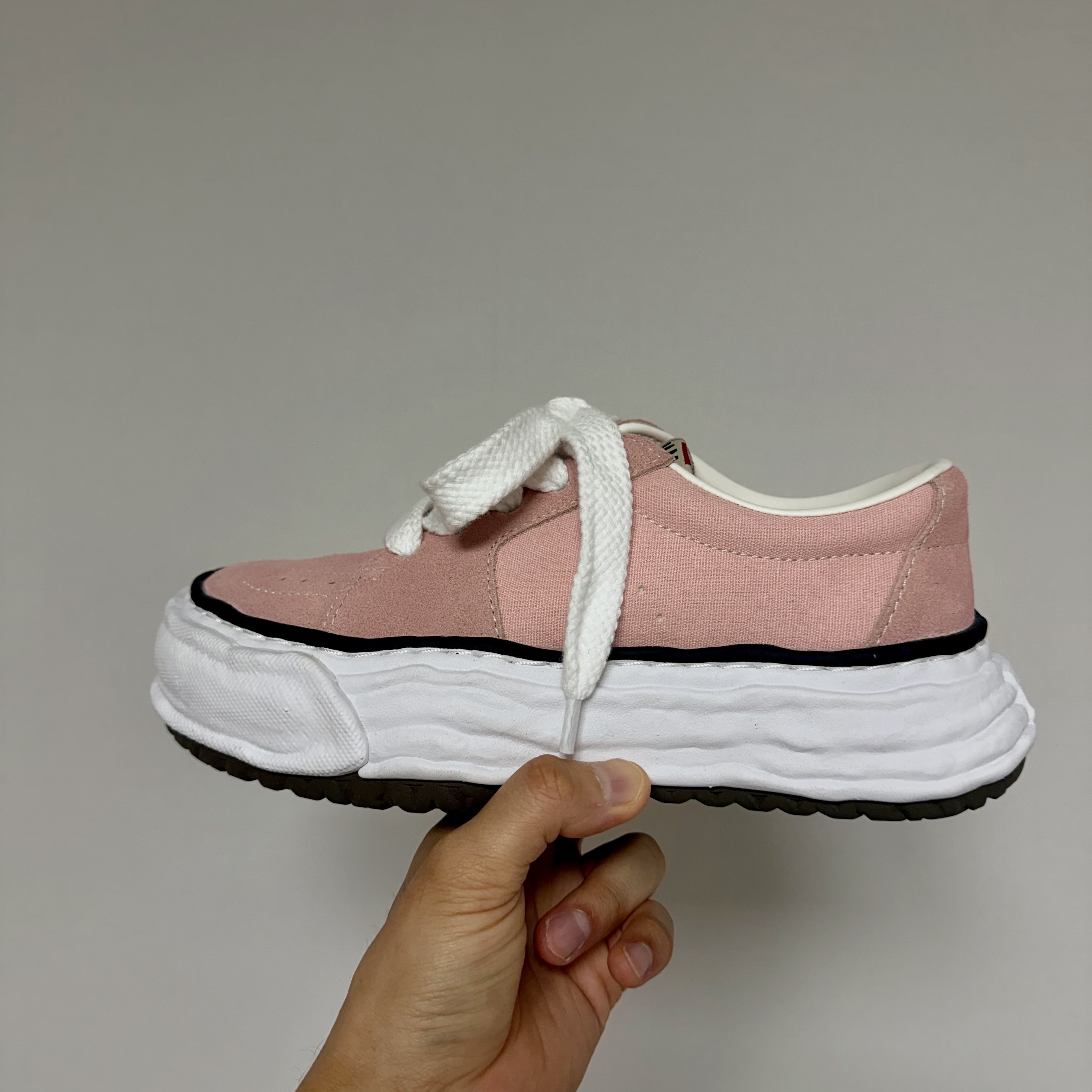 Mihara Yasuhiro Eric OG Sole Mix Material Low-Top Sneaker Pink 착용 스타일 - 4