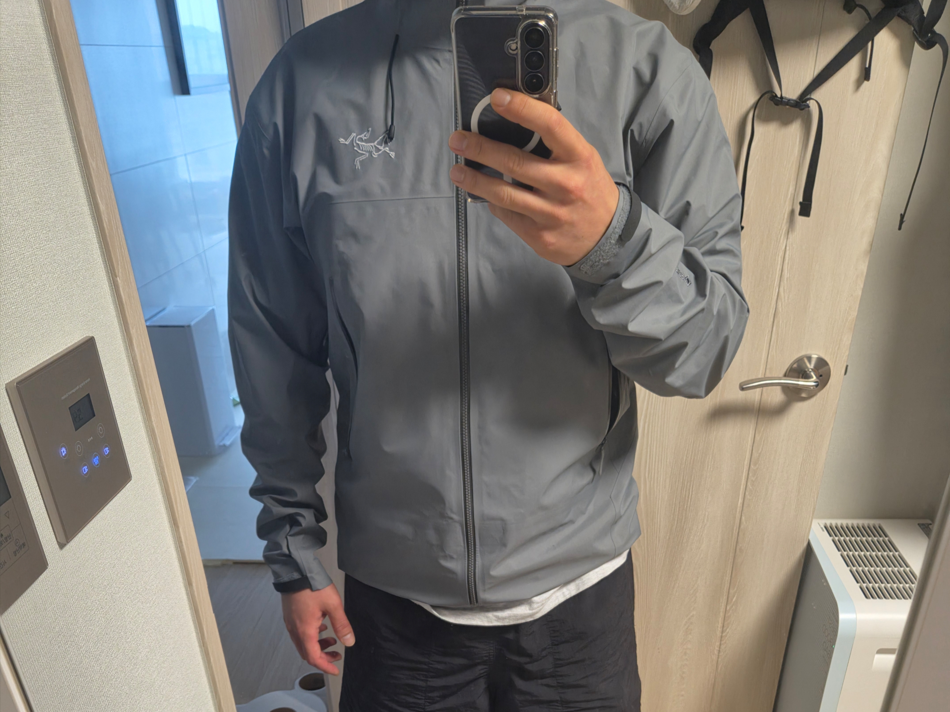 Arc'teryx Beta SL Jacket Void 착용 스타일