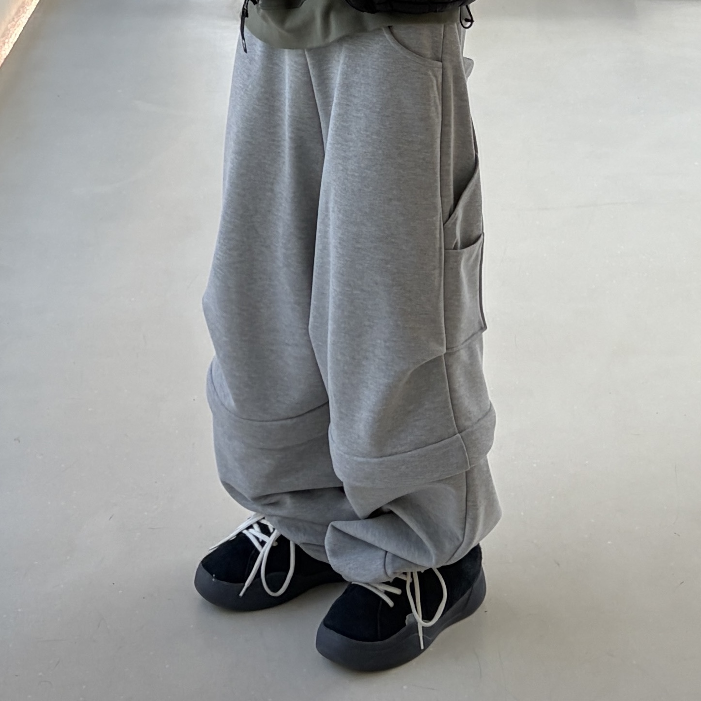 MJD Detachable Carpenter Sweat Pants Melange Grey, ERL Vamp Skate Shoe Pirate Black 착용 스타일 - 1