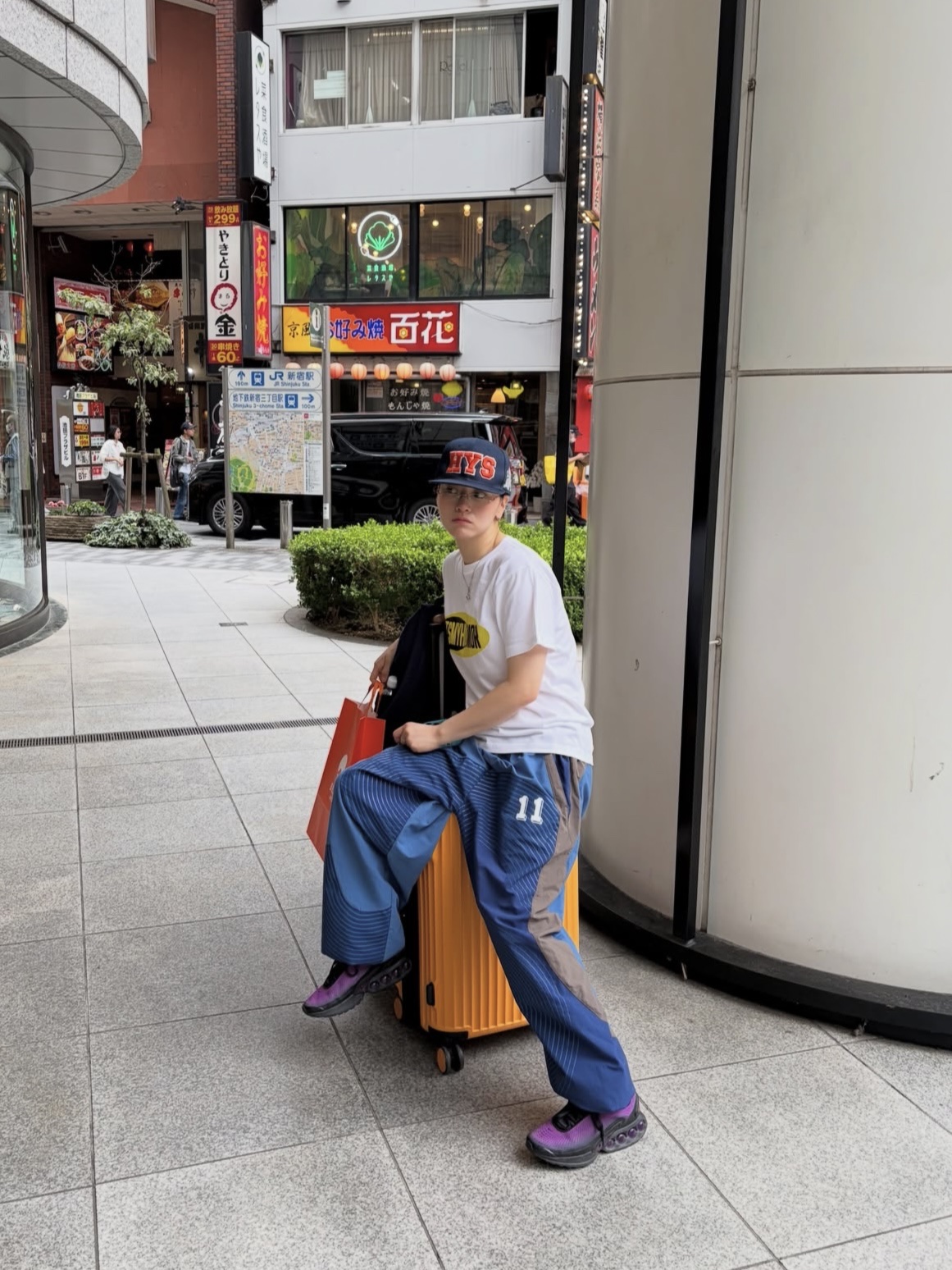 ITSMYHUMOR 2 In 1 Tee White, Supreme S Logo Track Pants Navy - 24FW 착용 스타일 - 2