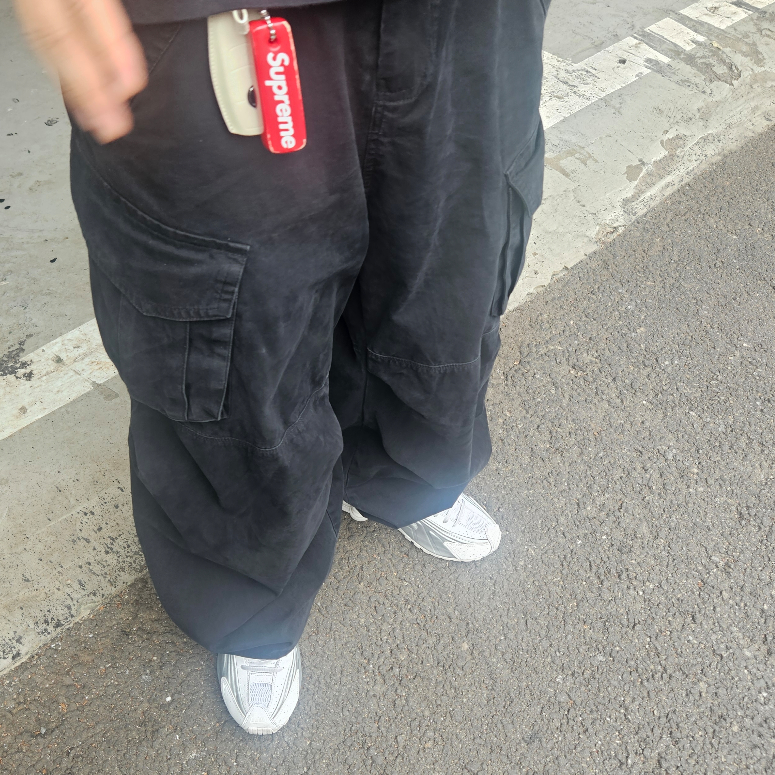 Supreme Floating Keychain Red - 23FW 착용 스타일