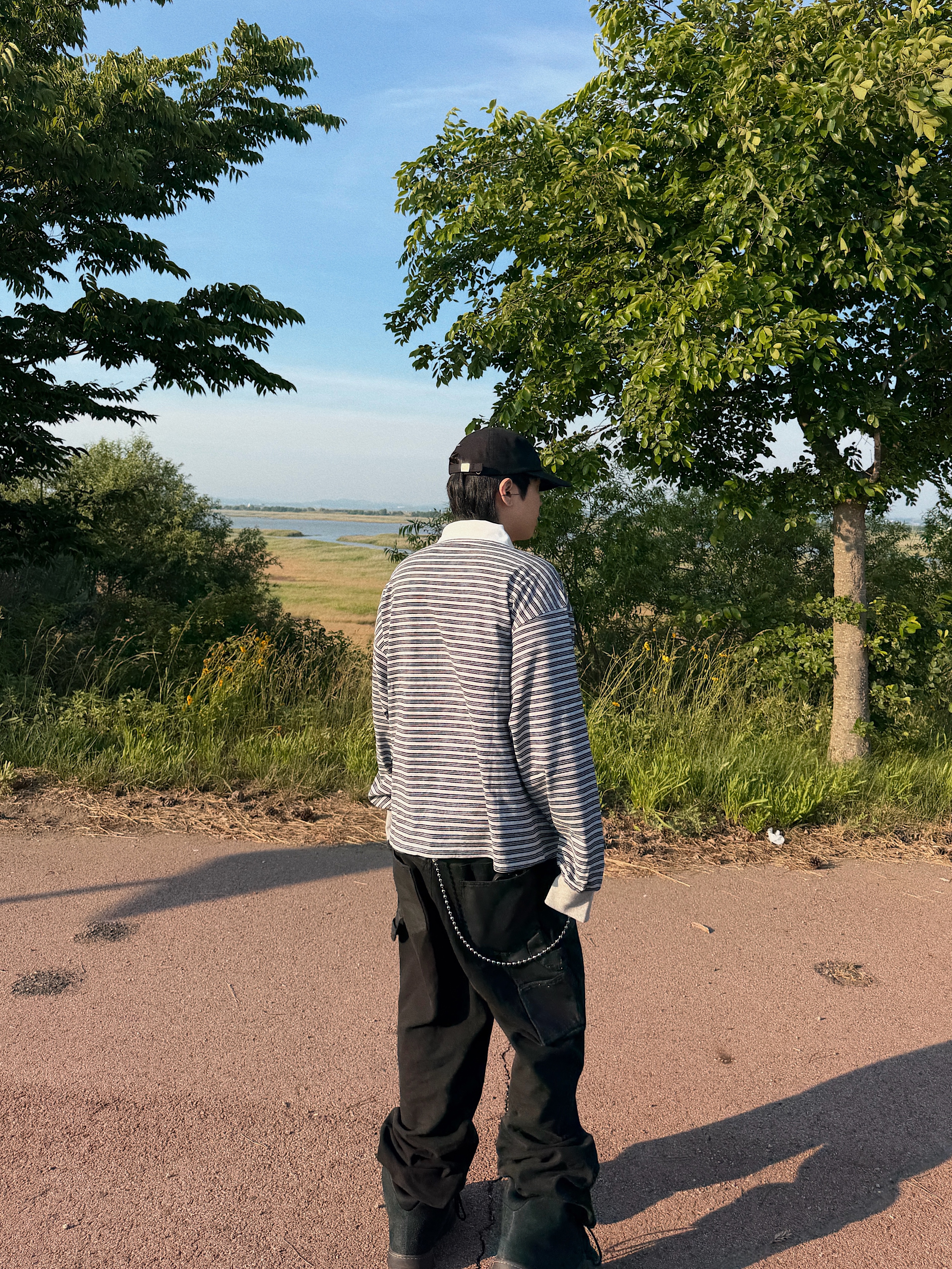 Nonnod Bias Polo Shirt Grey Stripe, Nonnod Zen Pants Black in Black 착용 스타일 - 4