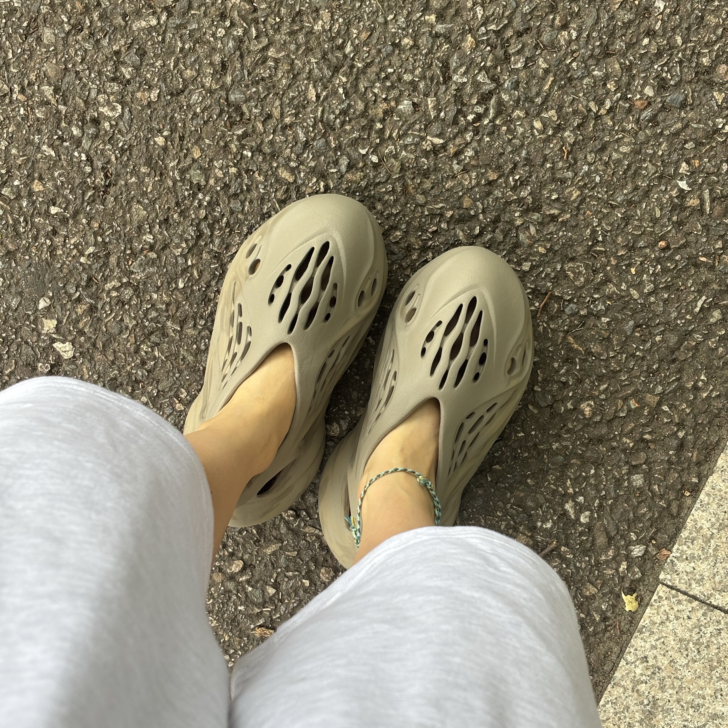 Adidas Yeezy Foam RNNR Stone Sage 착용 스타일