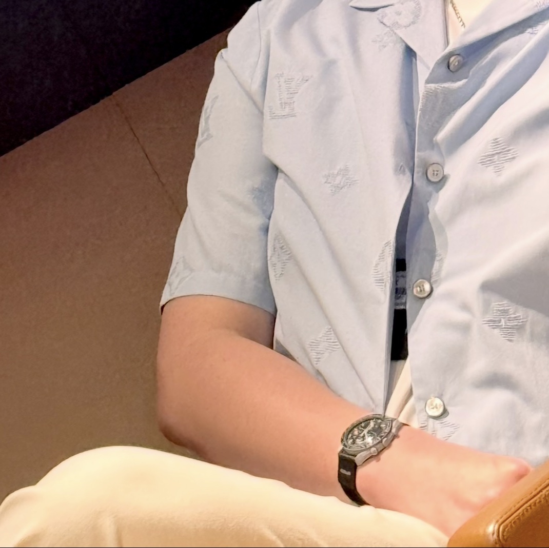 Swatch x Omega Bioceramic MoonSwatch Mission To The Moon, Louis Vuitton Monogram Bold Necklace Dark Ruthenium Gold Silver 착용 스타일