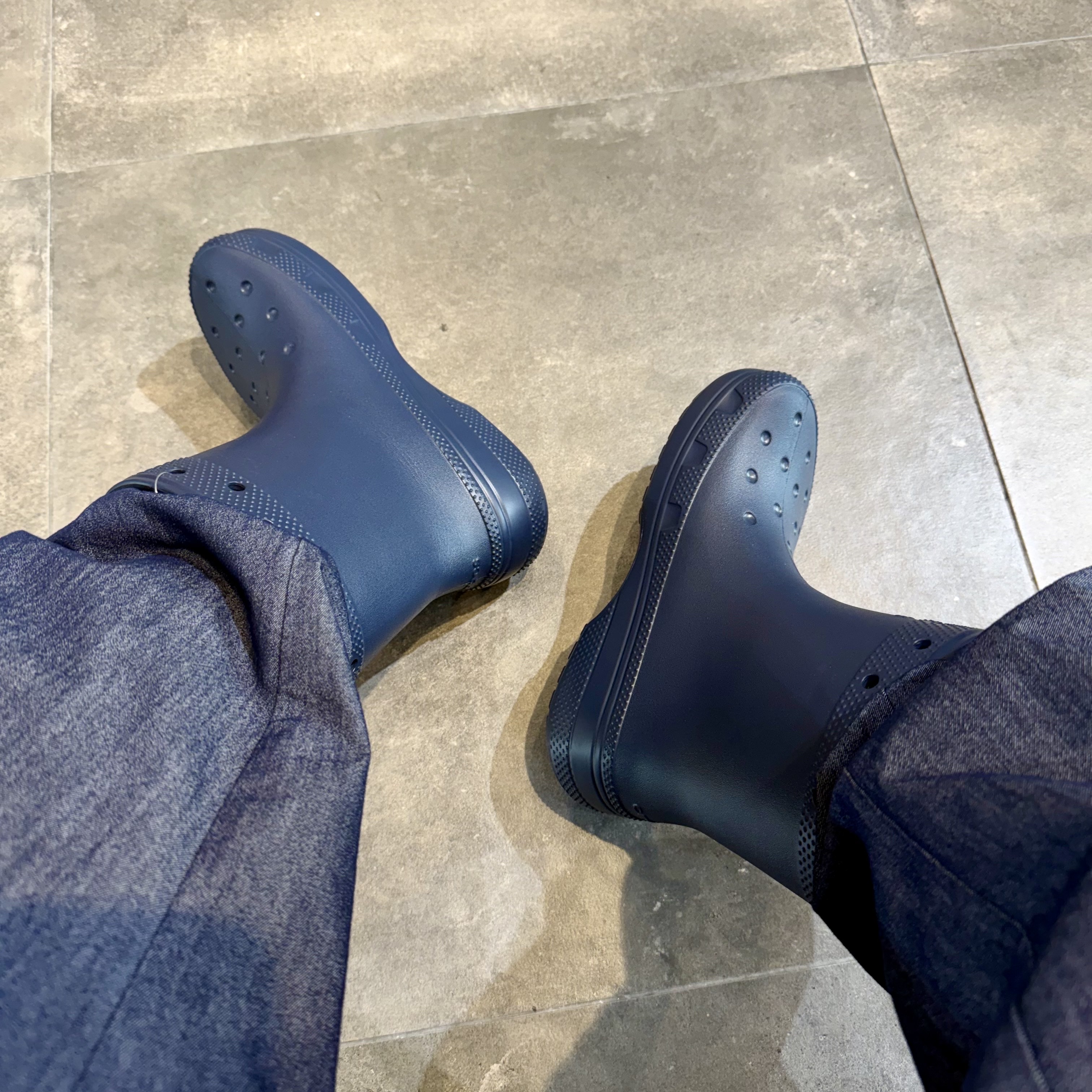 Crocs Classic Rain Boots Navy 착용 스타일 - 2