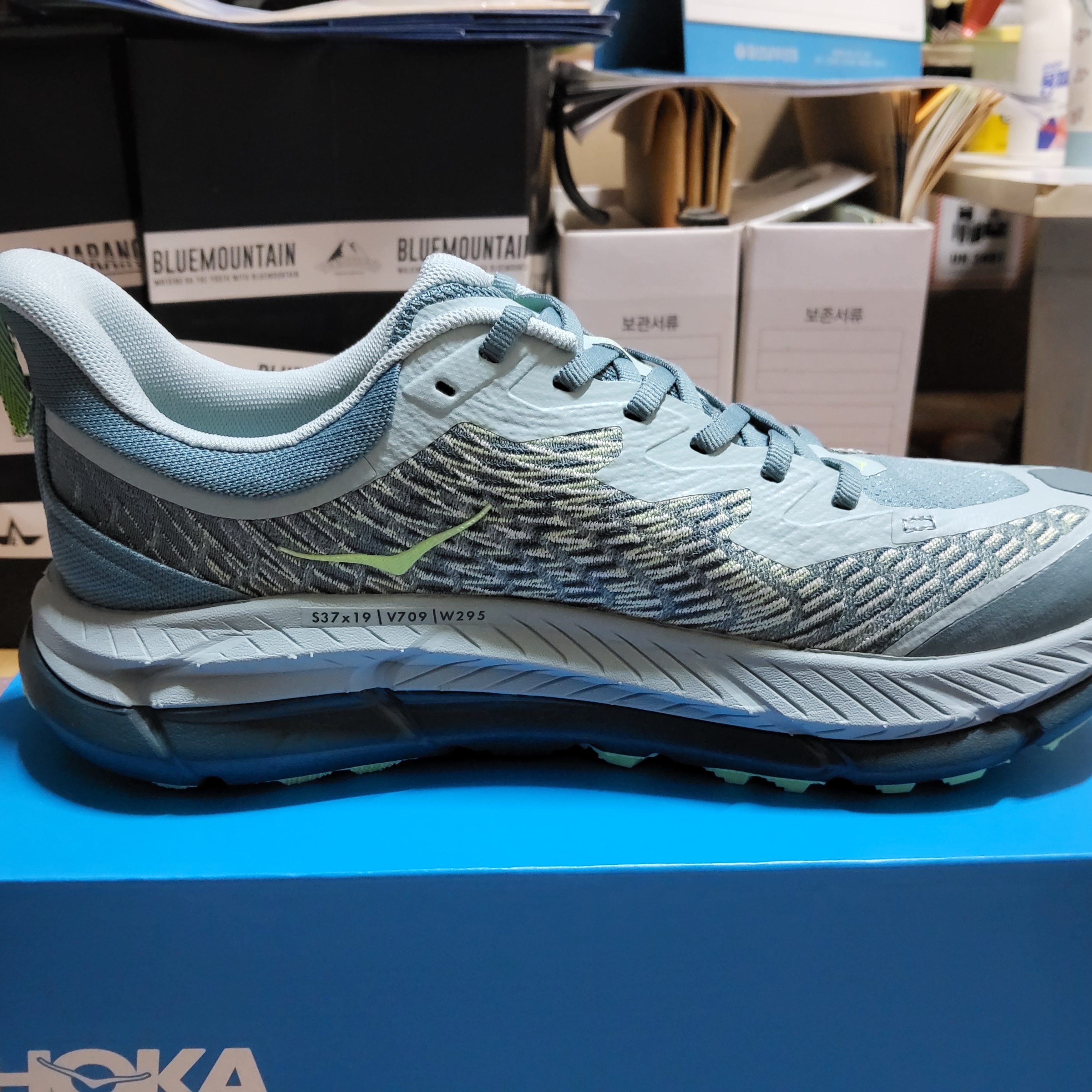 Hoka Mafate Speed 4 Mountain Fog Druzy - Regular 착용 스타일 - 3