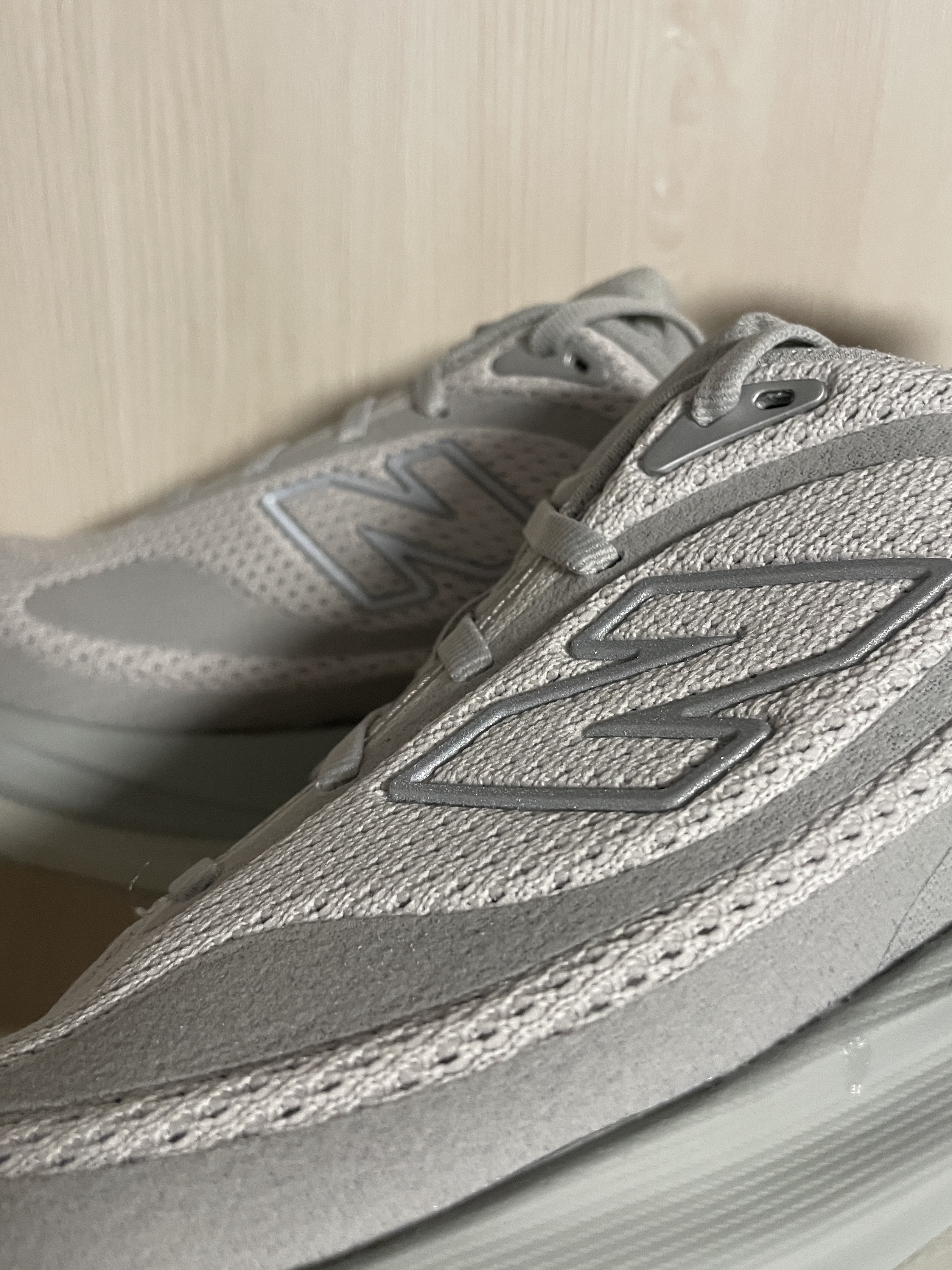 New Balance 1080v15 Grey Matter Silver Metallic - 2E Wide 착용 스타일 - 2