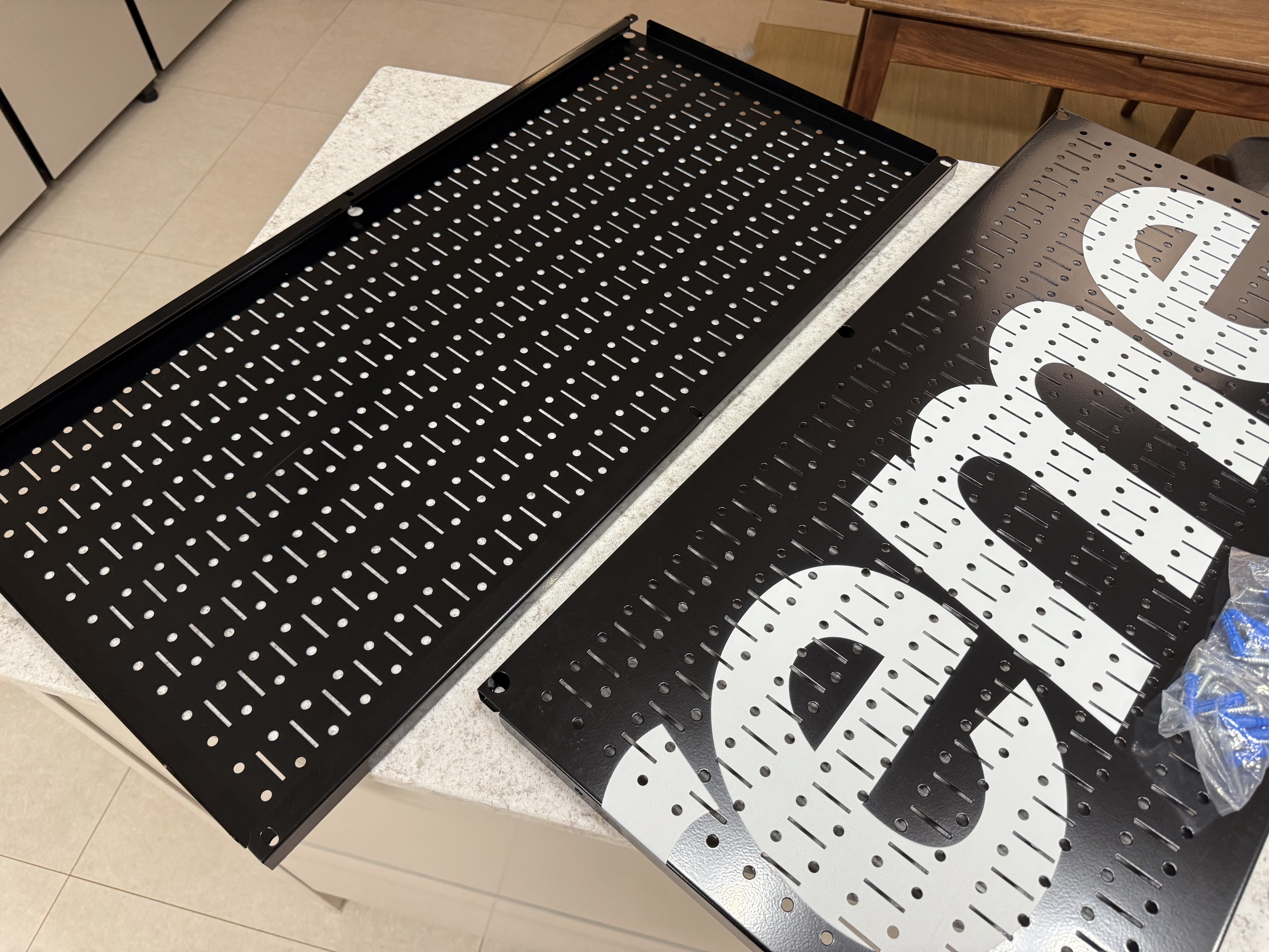 Supreme x Wall Control Pegboard Panel Black (Set of 2) - 26SS, Supreme x Wall Control Pegboard Panel Red (Set of 2) - 26SS 착용 스타일 - 2
