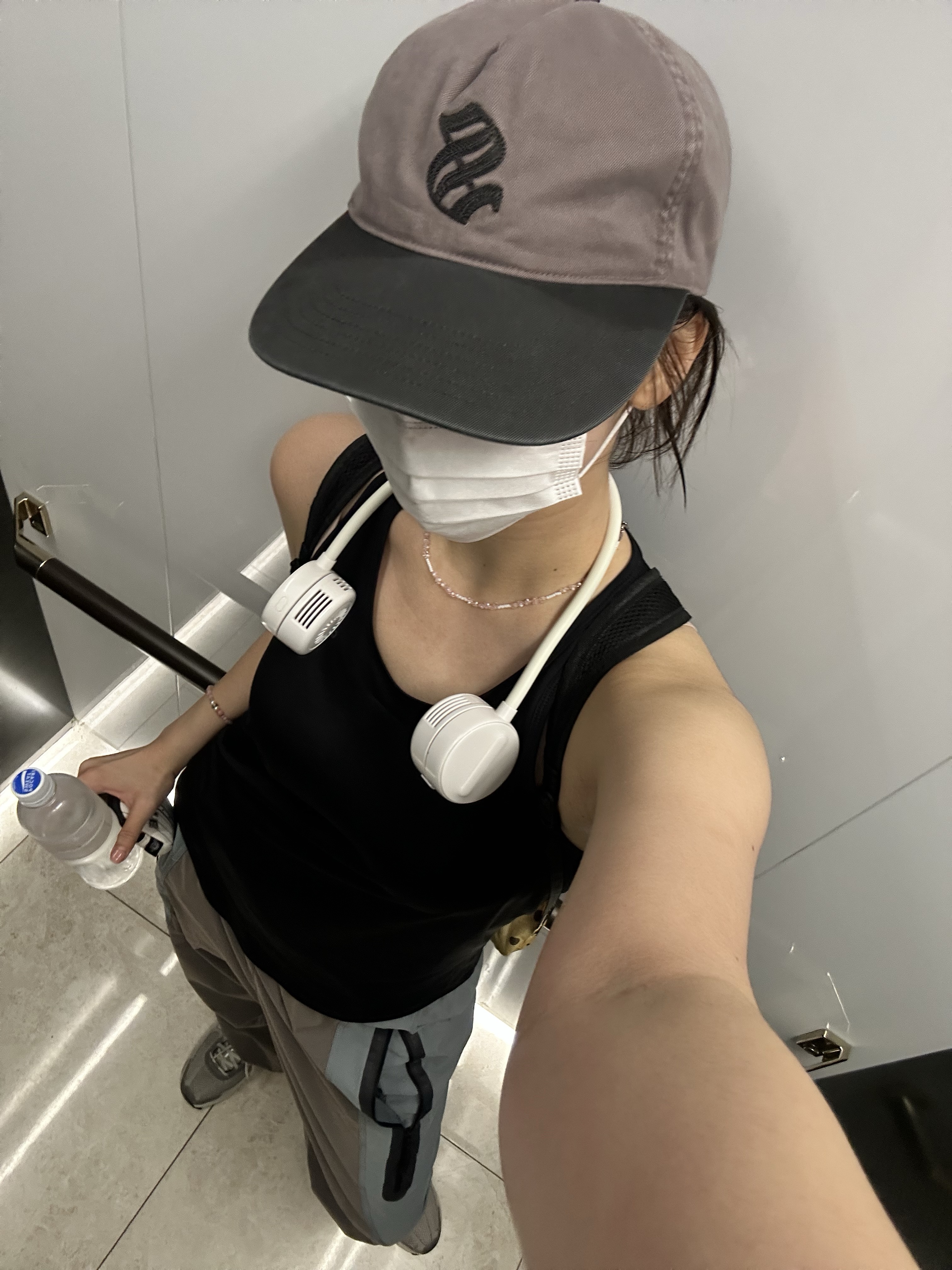 [예약 배송] Sunday Ceremony Old English Vintage Logo Cap - Lavender, Nike Tech Dri-Fit Woven Colour Block Oversized Trousers Cave Stone Cool Grey - Asia 착용 스타일 - 1