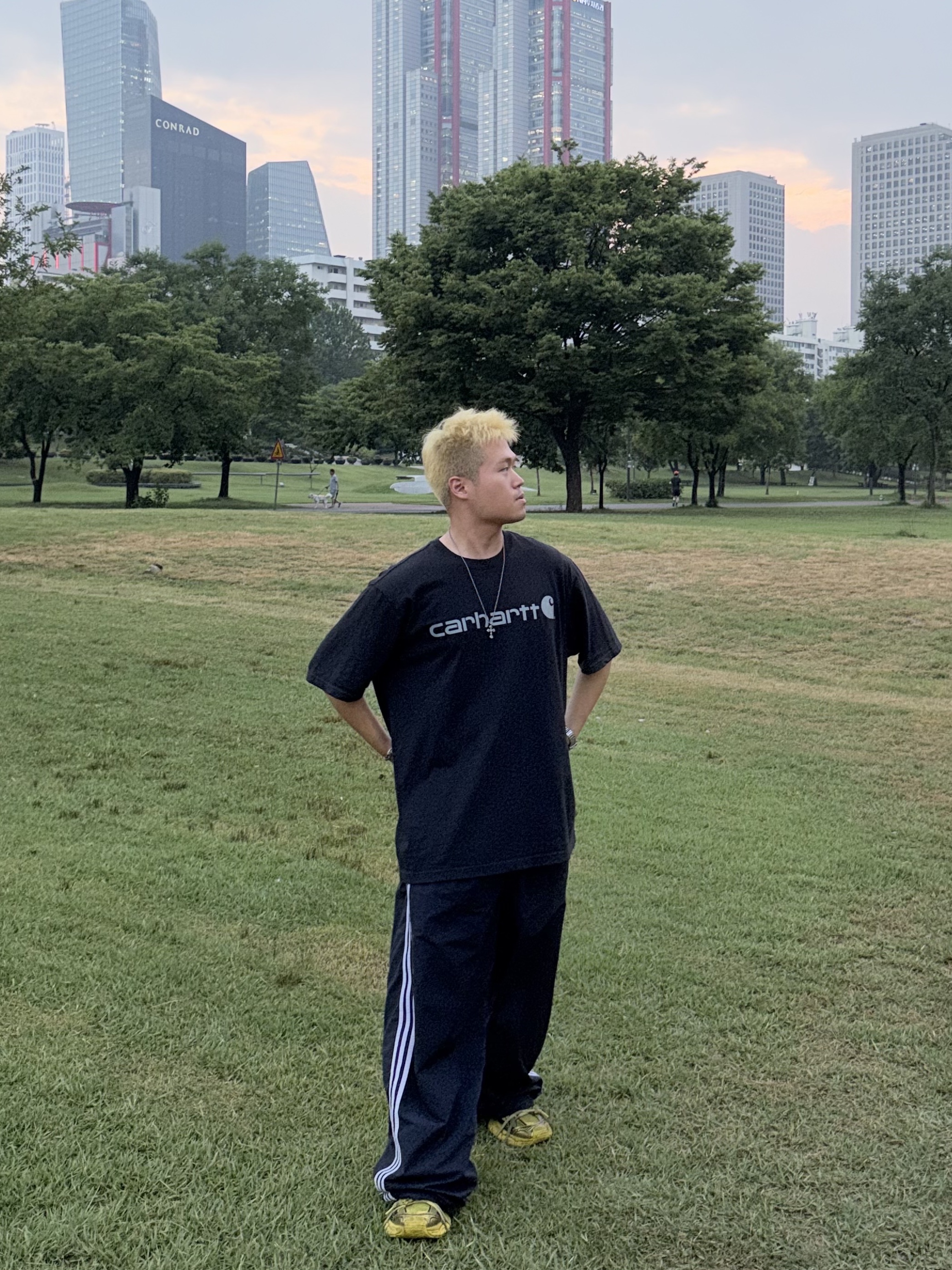 Carhartt Loose Fit Heavyweight Regular Short Sleeve Logo Graphic T-Shirt Black Grey, Balenciaga 3XL Sneakers Yellow Black 착용 스타일 - 2