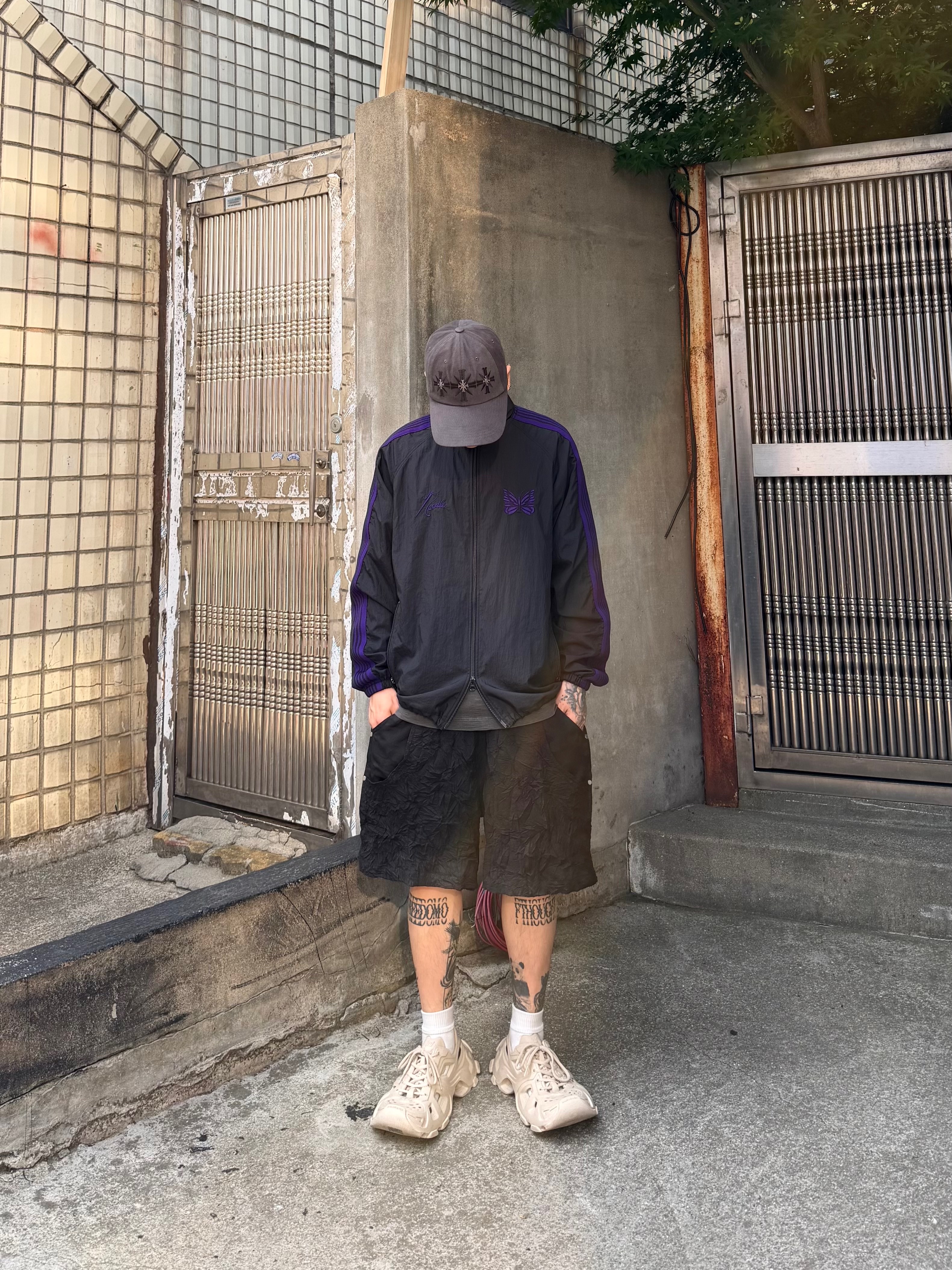 Needles x Beams Nylon Track Jacket Black Purple 착용 스타일 - 5