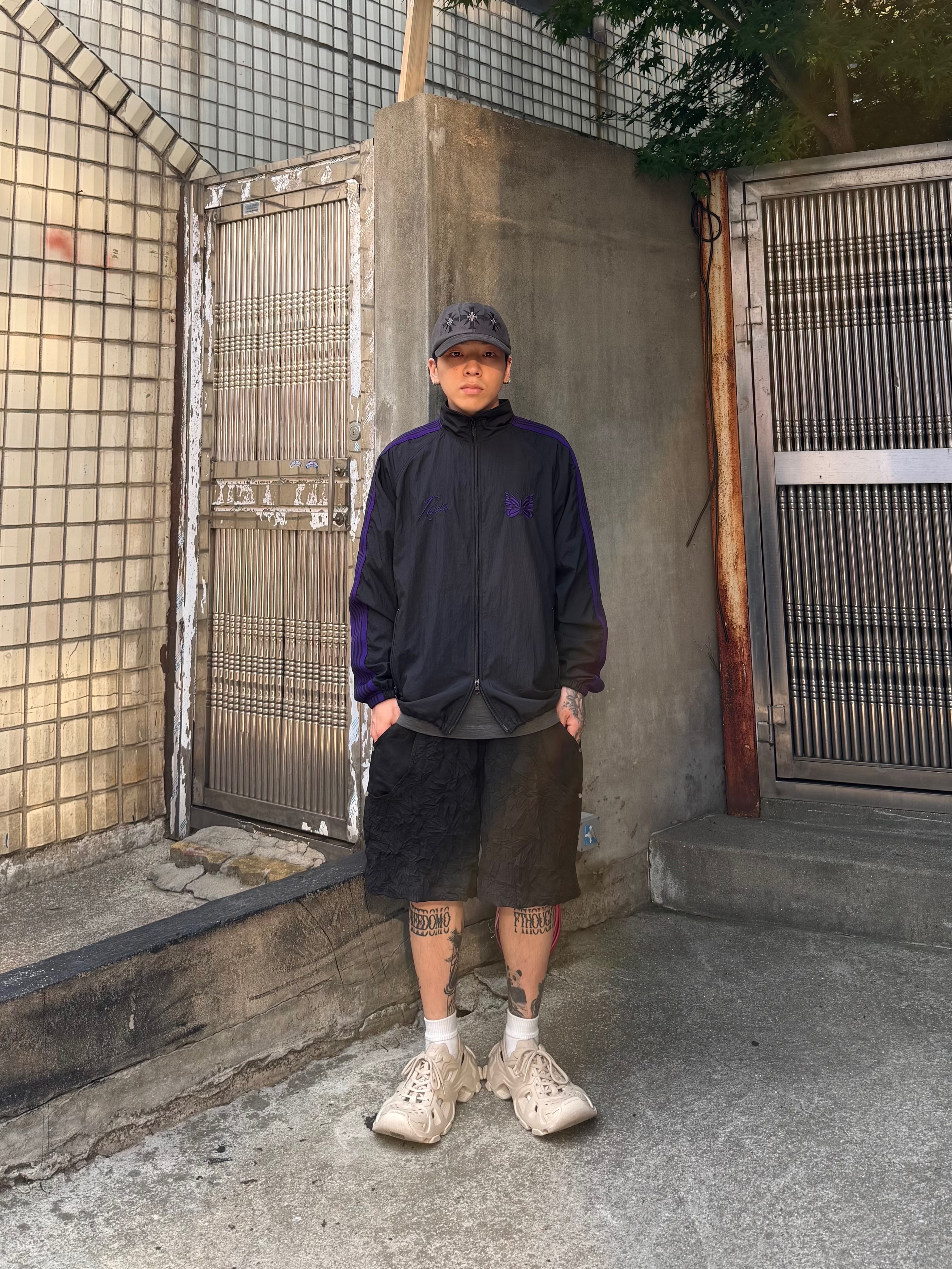 Needles x Beams Nylon Track Jacket Black Purple 착용 스타일 - 6